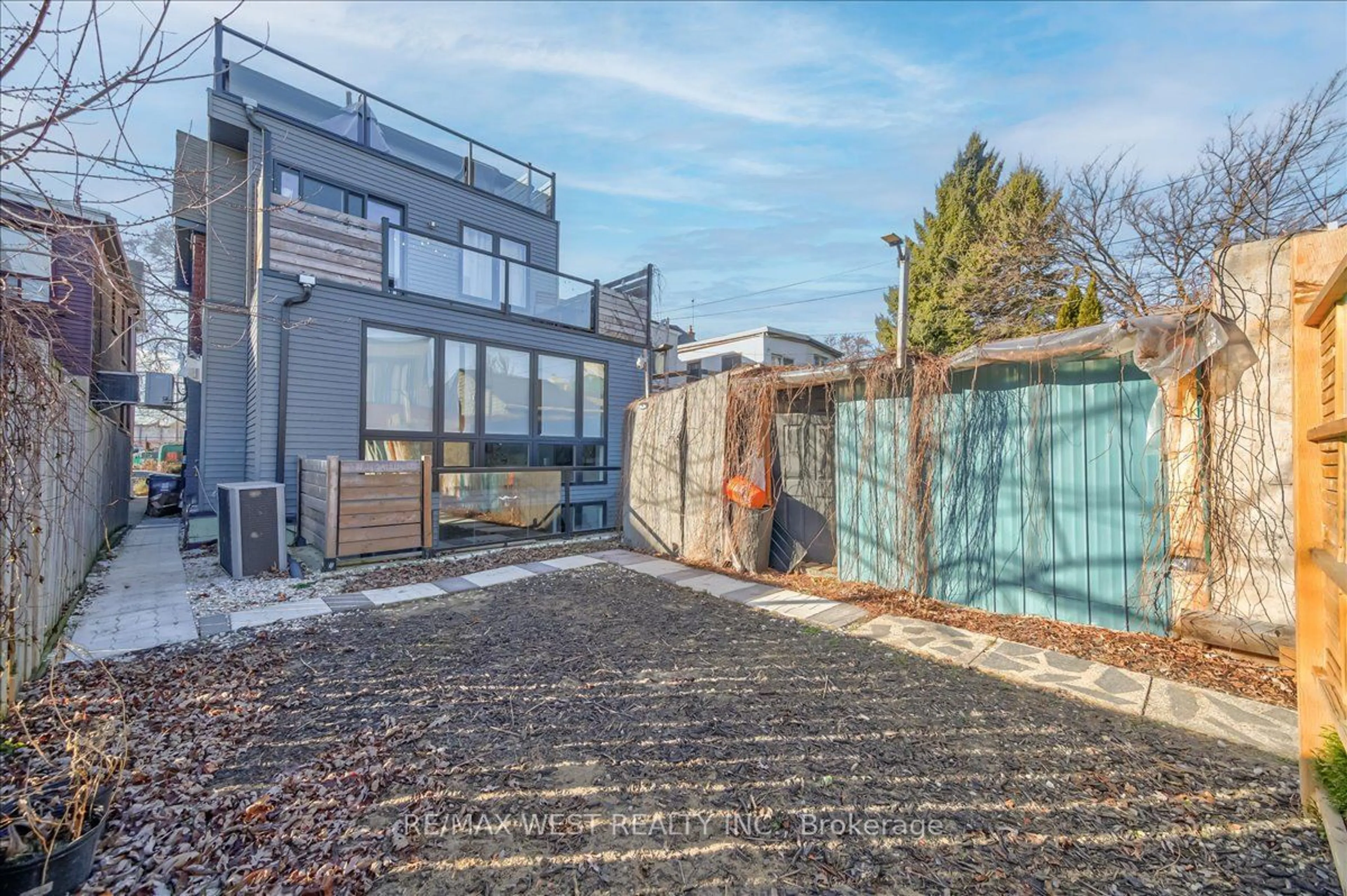 A pic from outside/outdoor area/front of a property/back of a property/a pic from drone, street for 33 Edwin Ave, Toronto Ontario M6P 3Z5