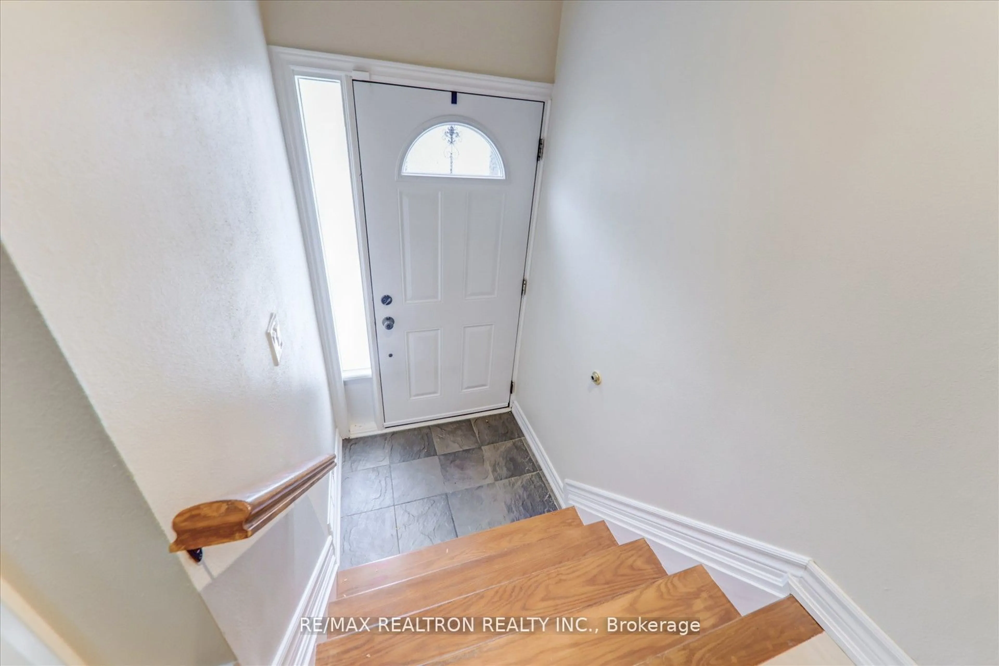 Indoor entryway for 60 Hanson Rd #117, Mississauga Ontario L5B 2P6