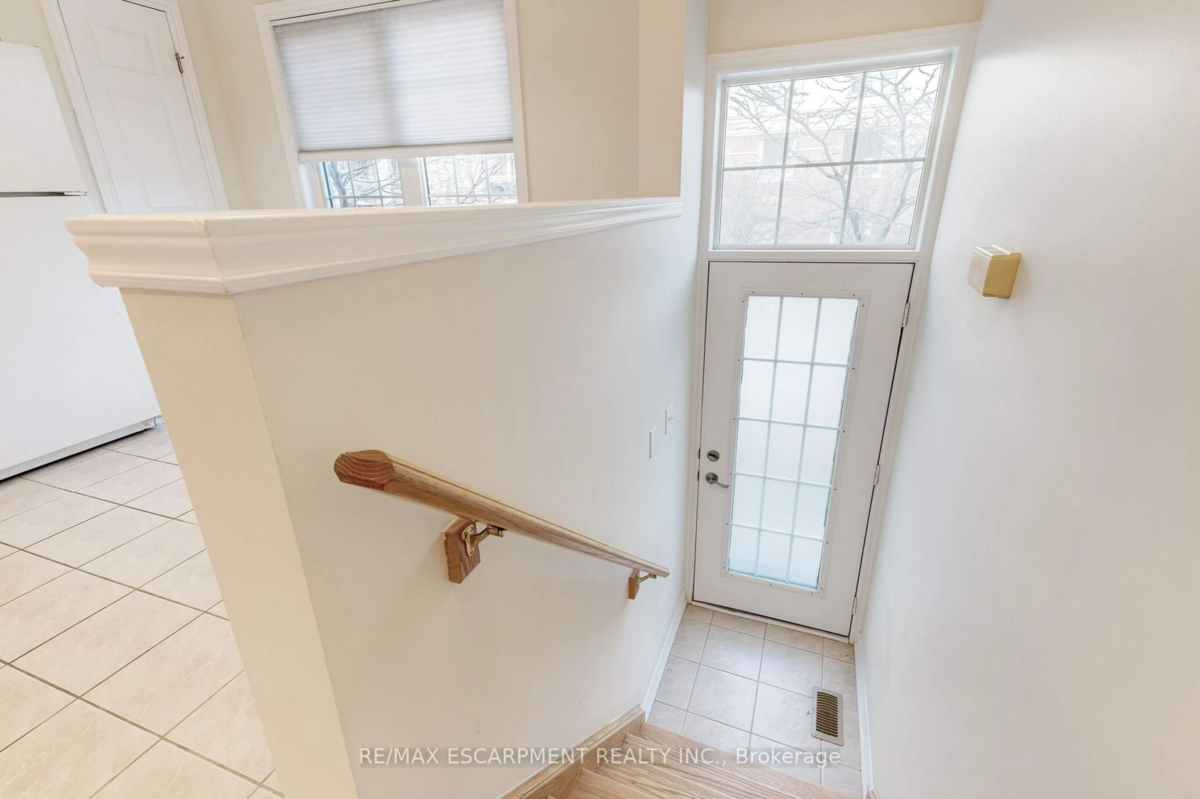 Indoor entryway for 682 Summers Common, Burlington Ontario L7L 1A1