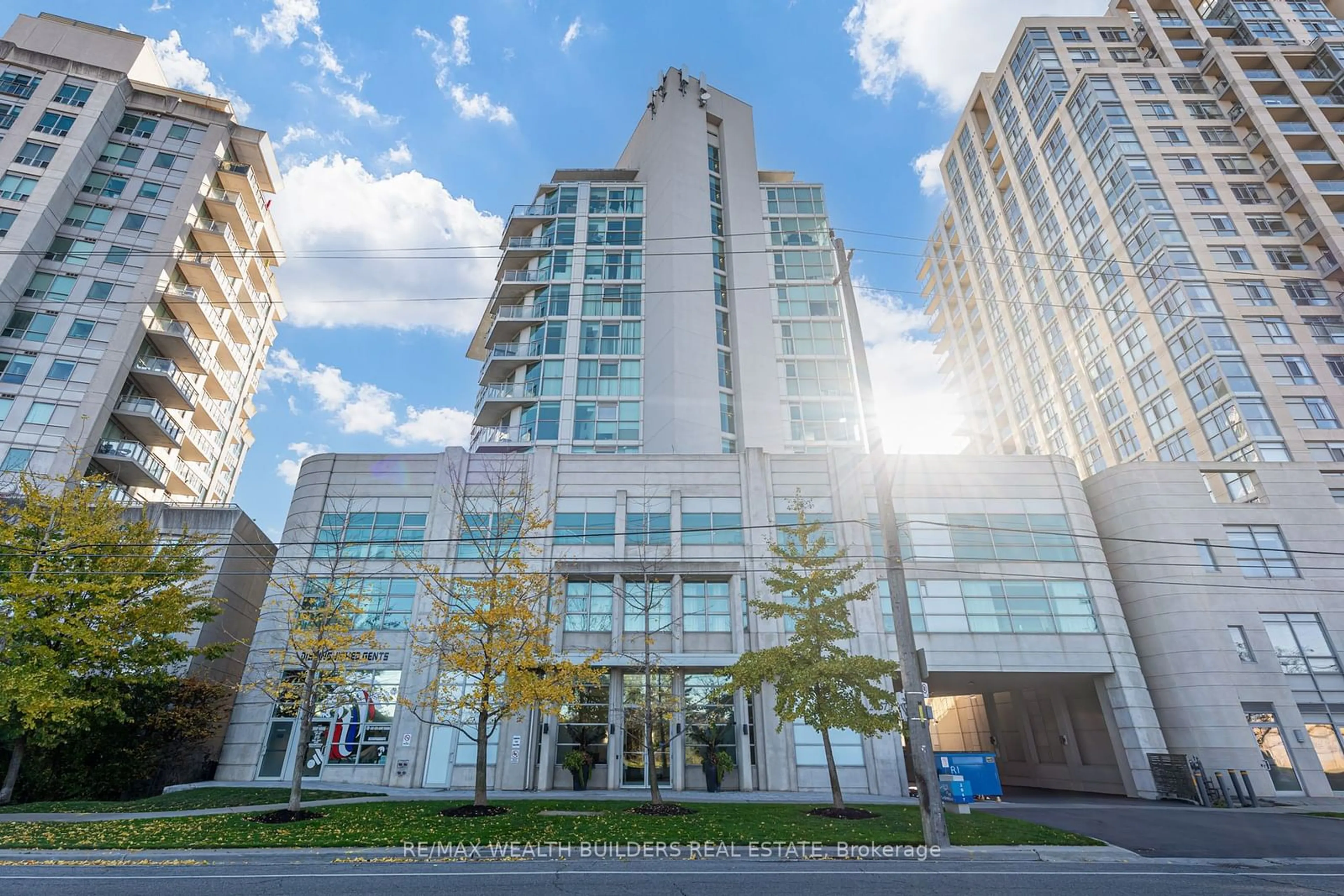 Indoor foyer for 2067 Lakeshore Blvd #1105, Toronto Ontario M8V 4B8