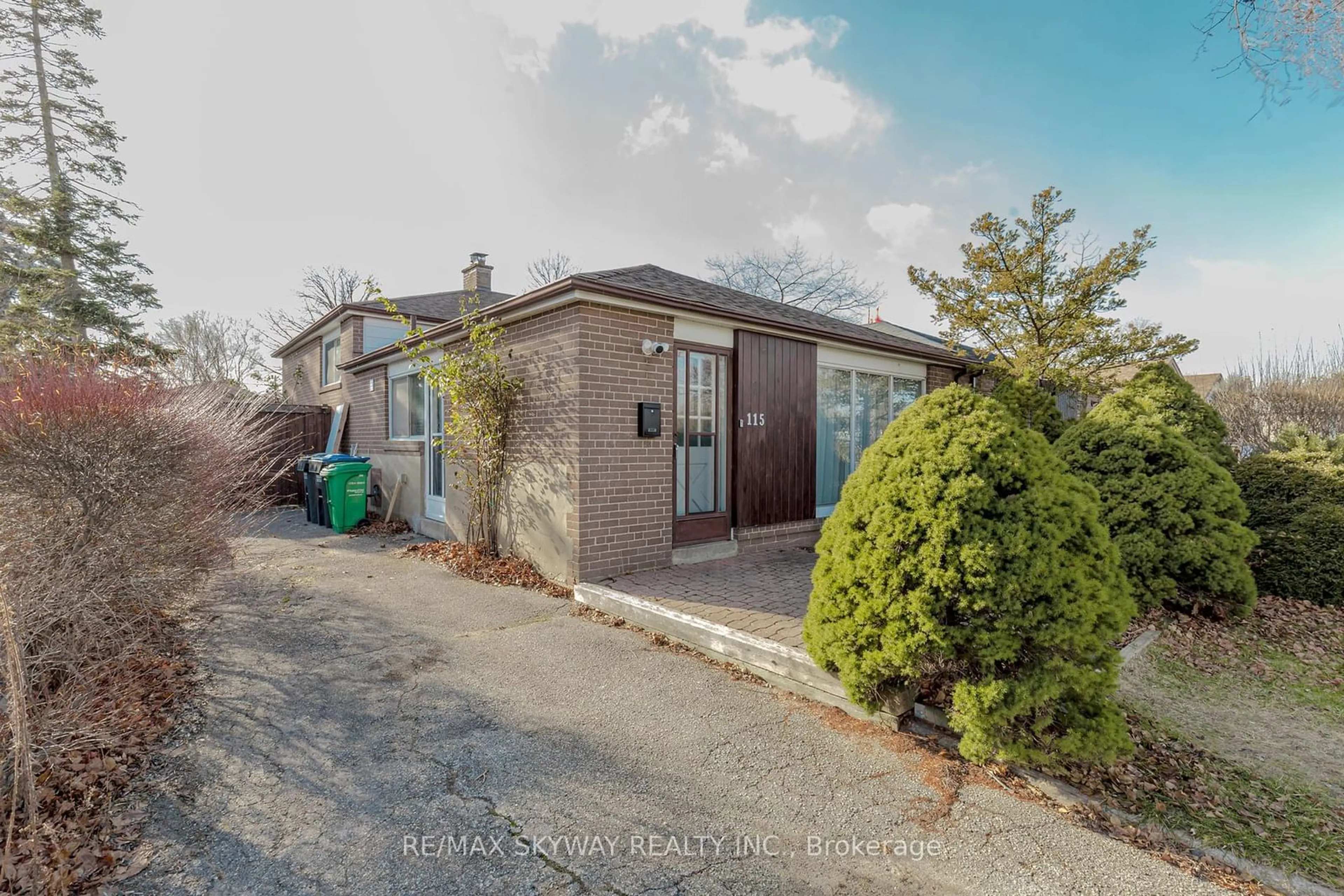 A pic from outside/outdoor area/front of a property/back of a property/a pic from drone, street for 115 Aloma Cres, Brampton Ontario L6T 2N8