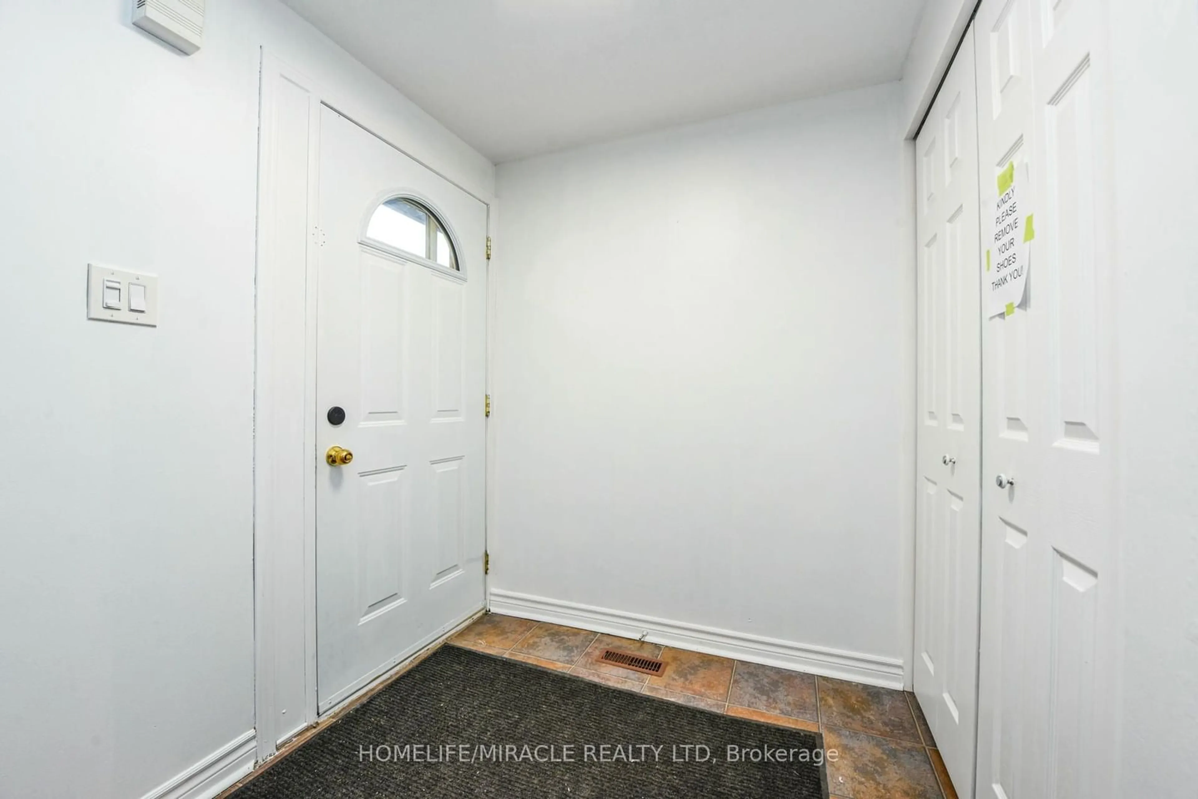 Indoor entryway for 12 Finchgate Blvd, Brampton Ontario L6T 4R6