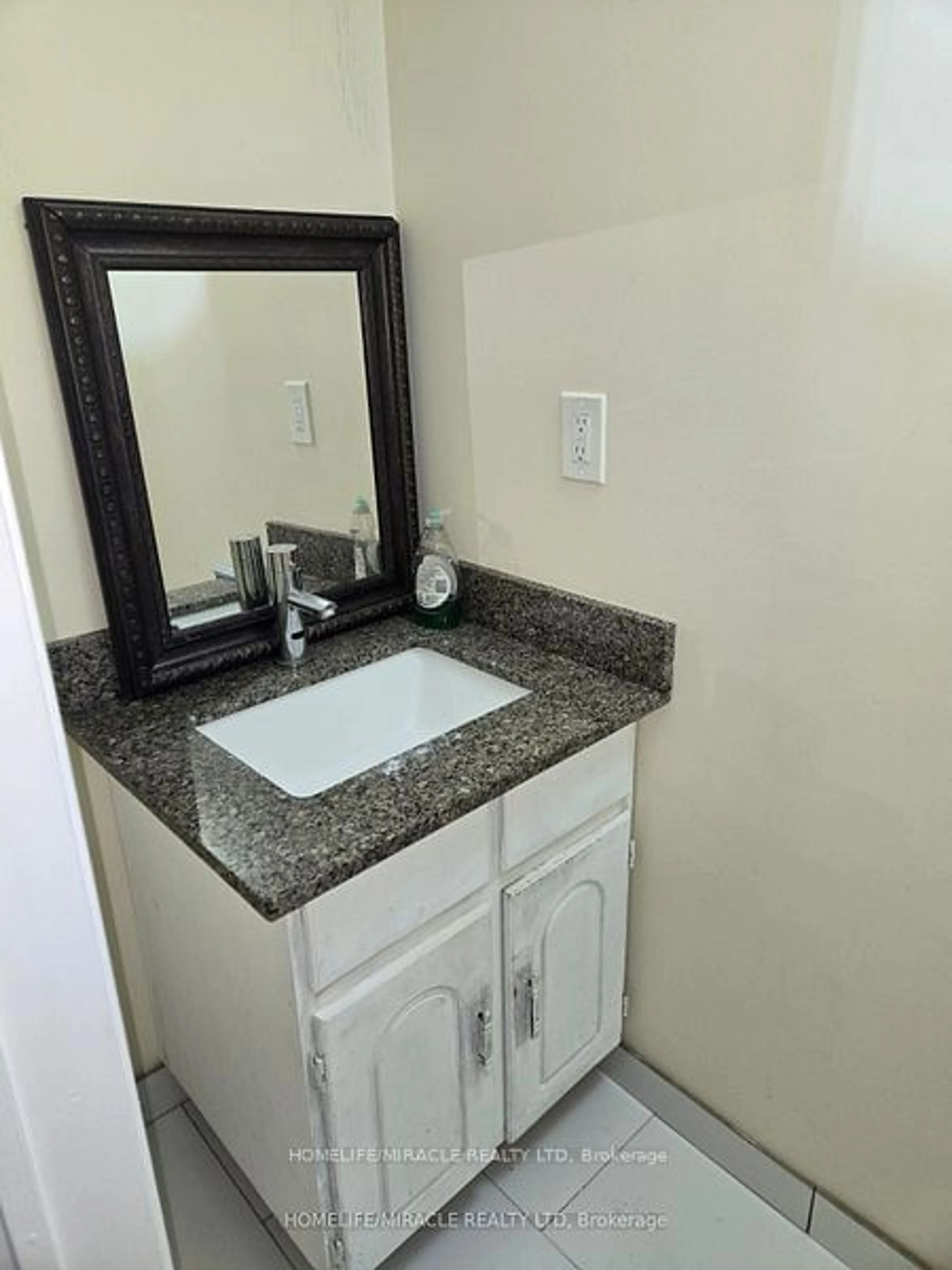 Standard bathroom, unknown for 9 Tralee St, Brampton Ontario L6Z 2X4