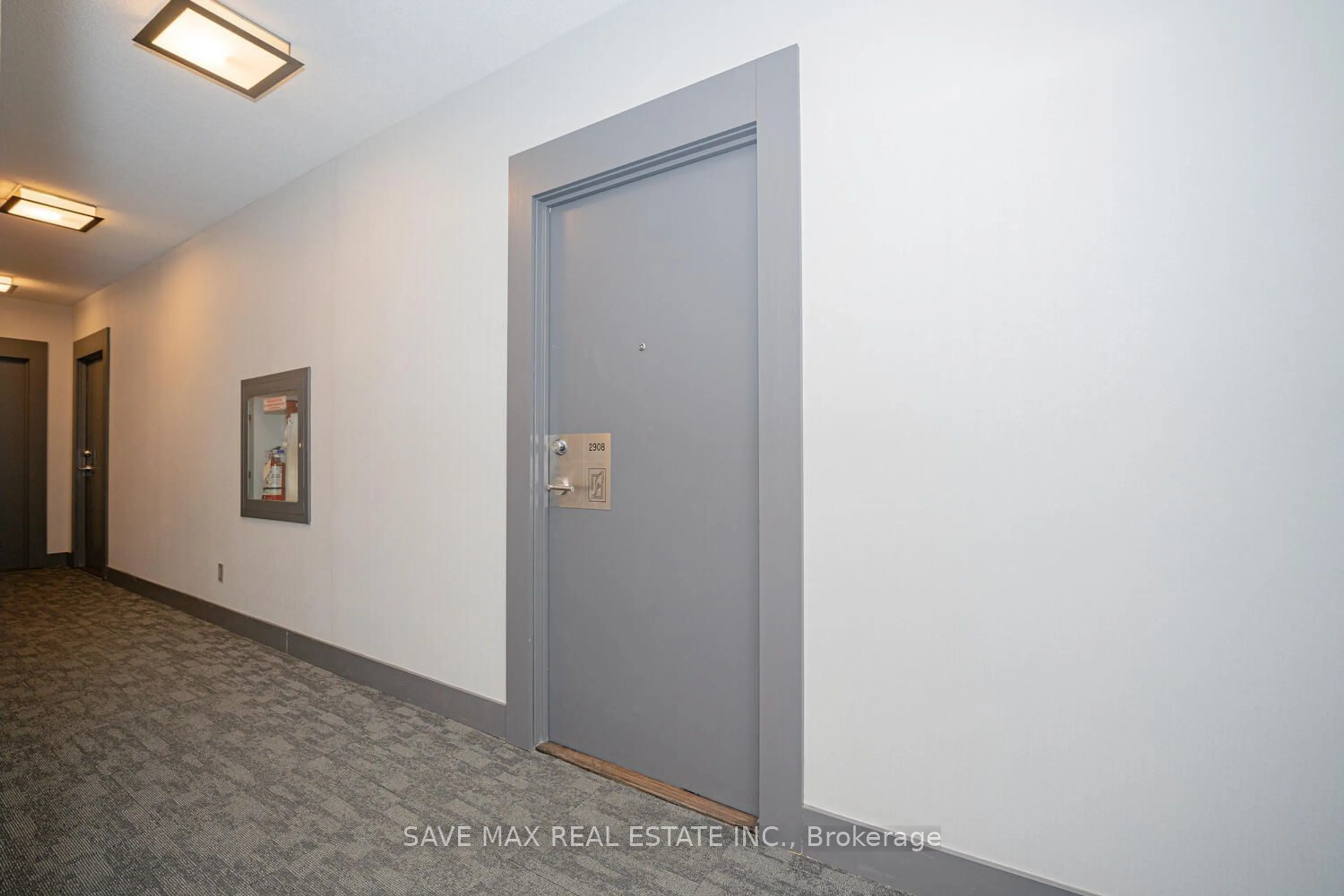 Indoor foyer for 4070 Confederation Pkwy #2908, Mississauga Ontario L5B 0E9