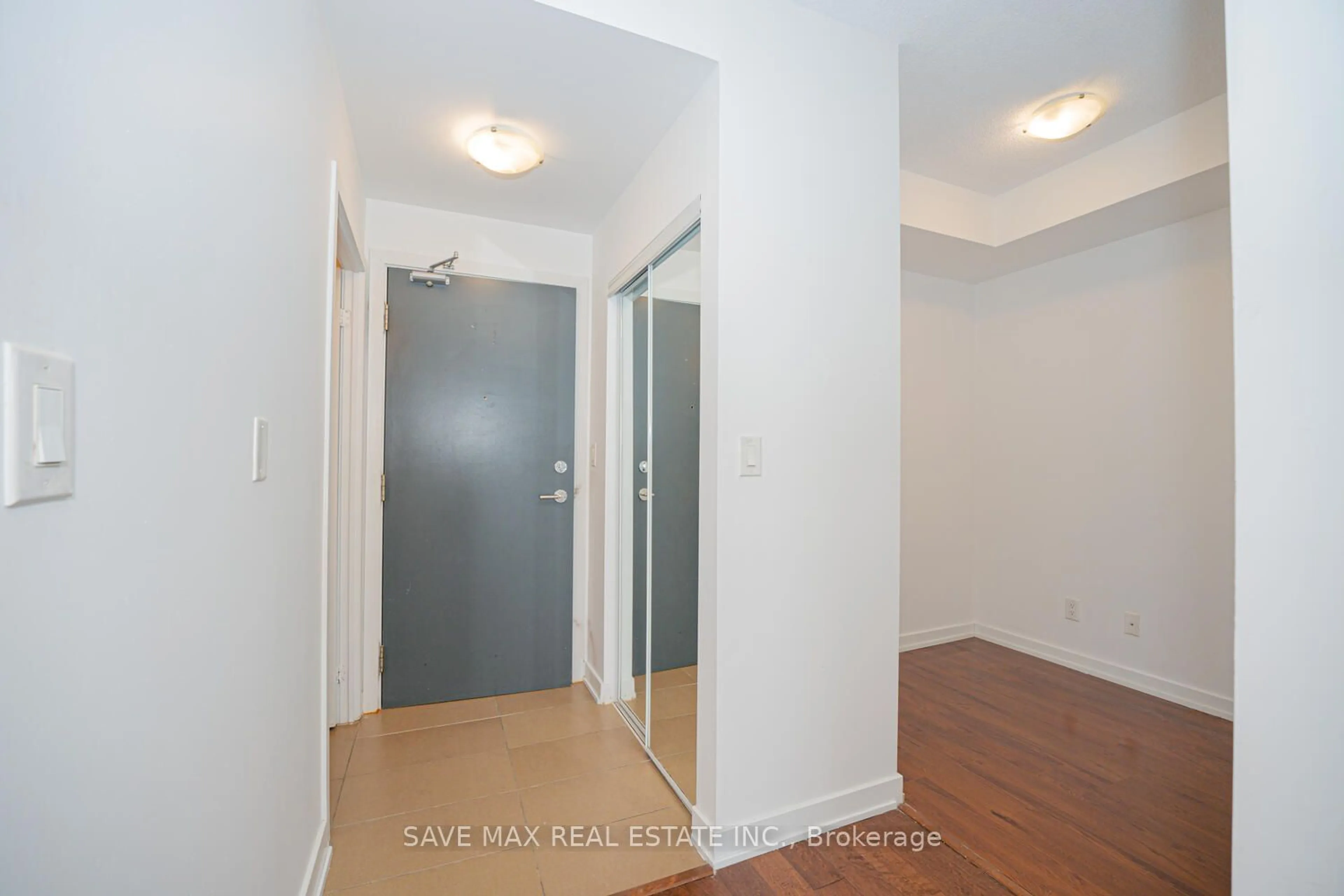 Indoor entryway for 4070 Confederation Pkwy #2908, Mississauga Ontario L5B 0E9