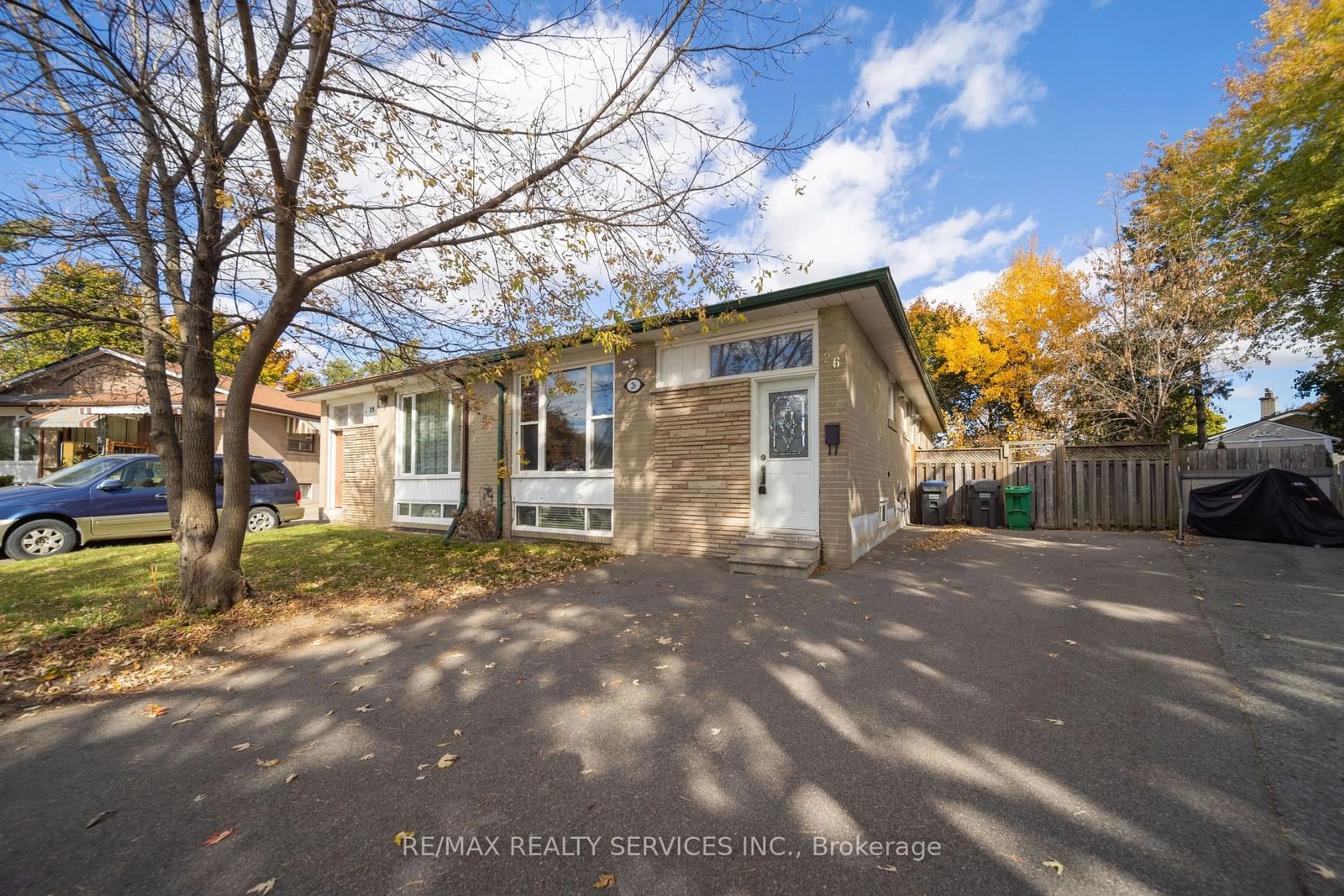 A pic from outside/outdoor area/front of a property/back of a property/a pic from drone, street for 26 Windermere Crt, Brampton Ontario L6X 2L6