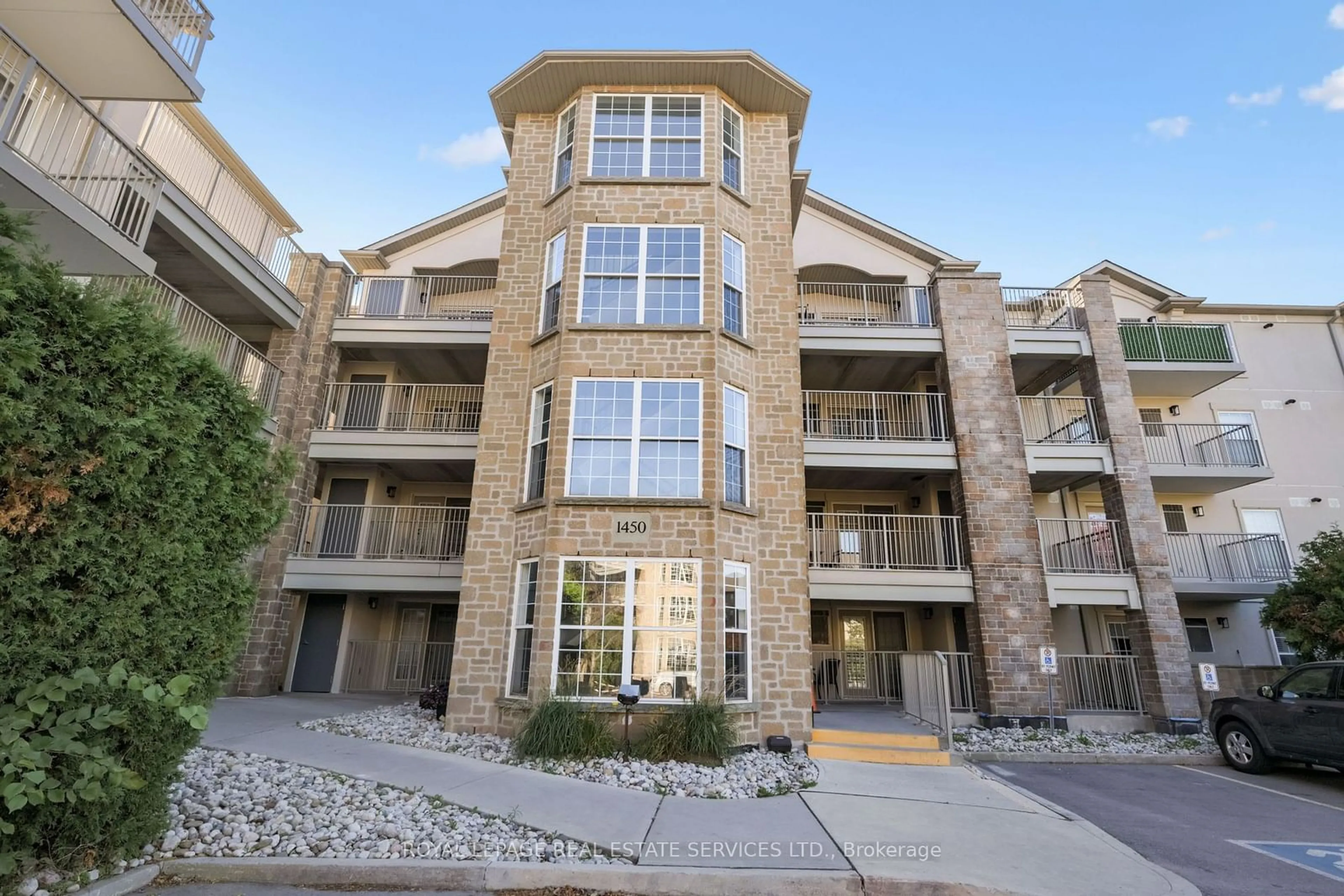 Patio, building for 1450 Bishops Gate #211, Oakville Ontario L6M 4N1