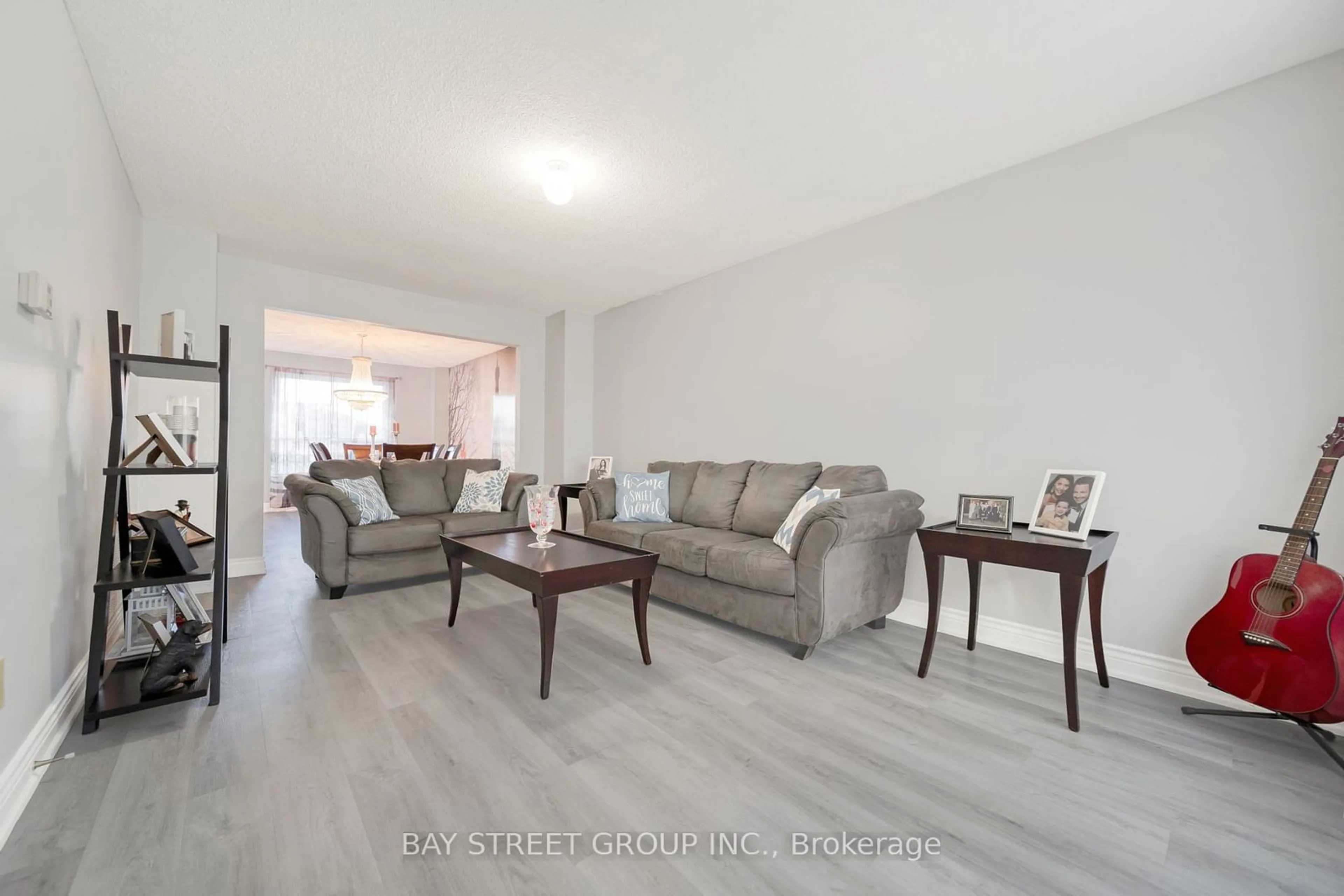 Living room with furniture, wood/laminate floor for 224 EDENWOOD Cres, Orangeville Ontario L9W 4M8