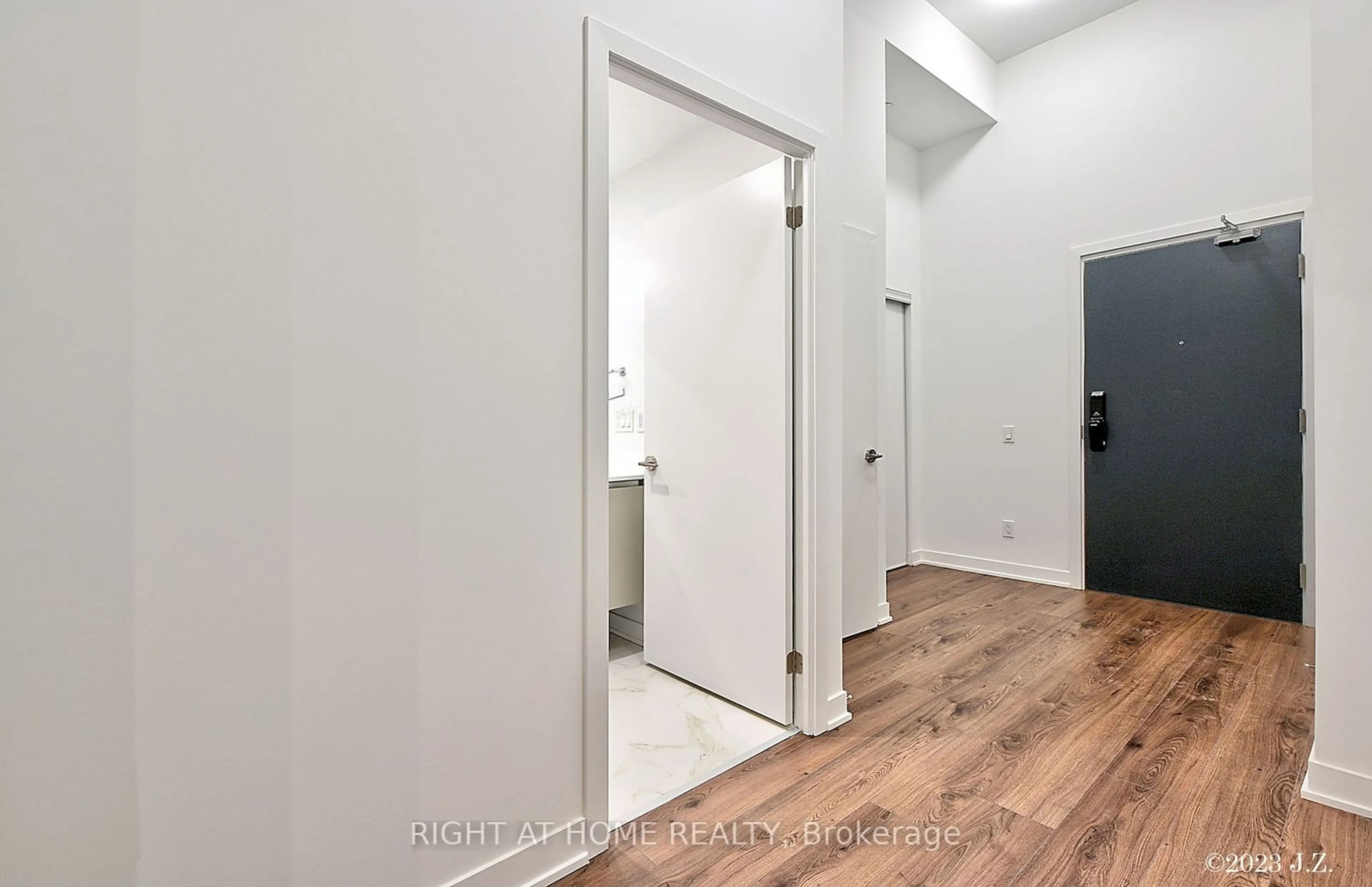 Indoor entryway for 405 Dundas St St #112, Oakville Ontario L6M 5P9