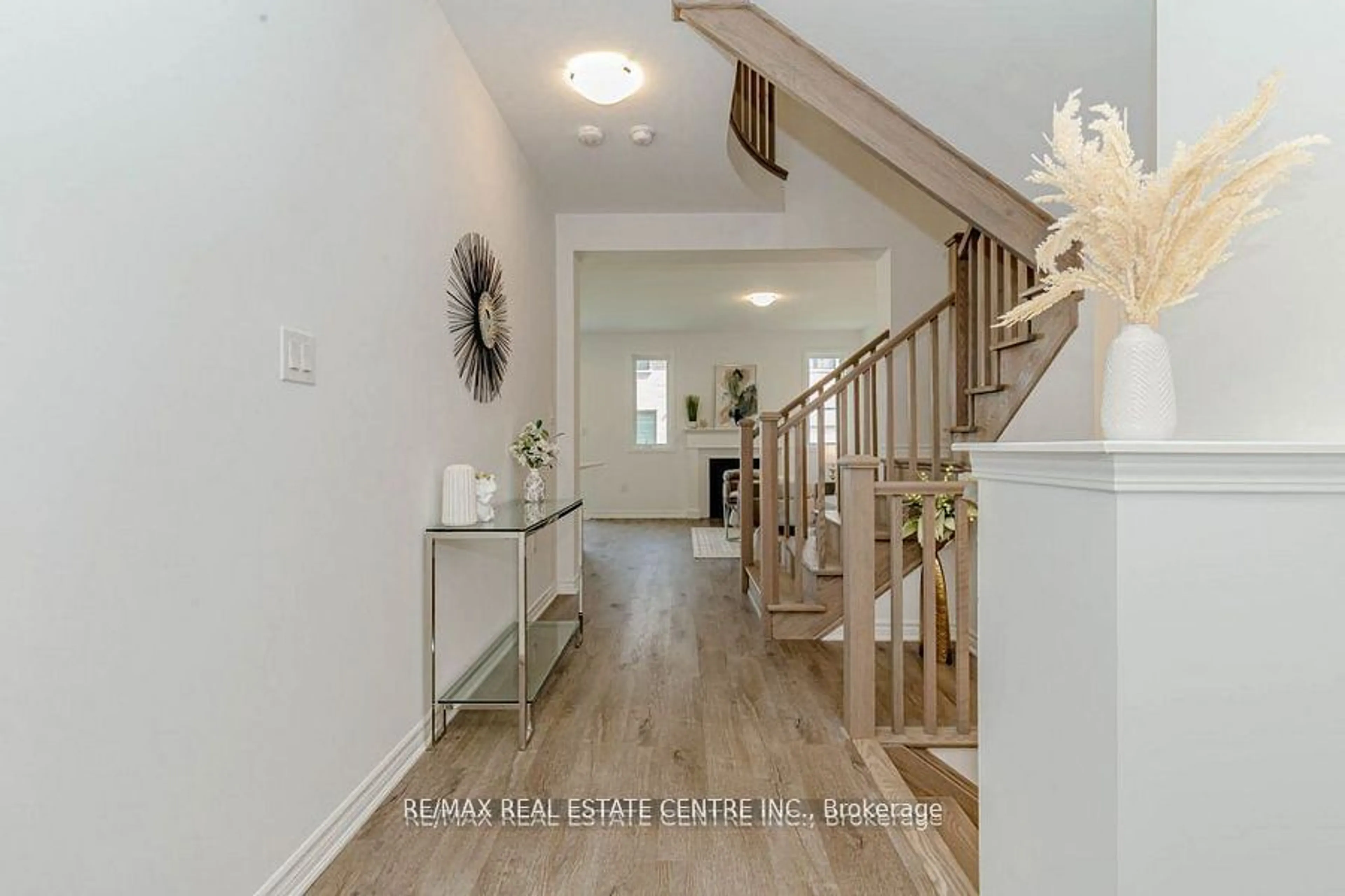 Indoor entryway for 1704 Dance Crt, Milton Ontario L9T 6H8