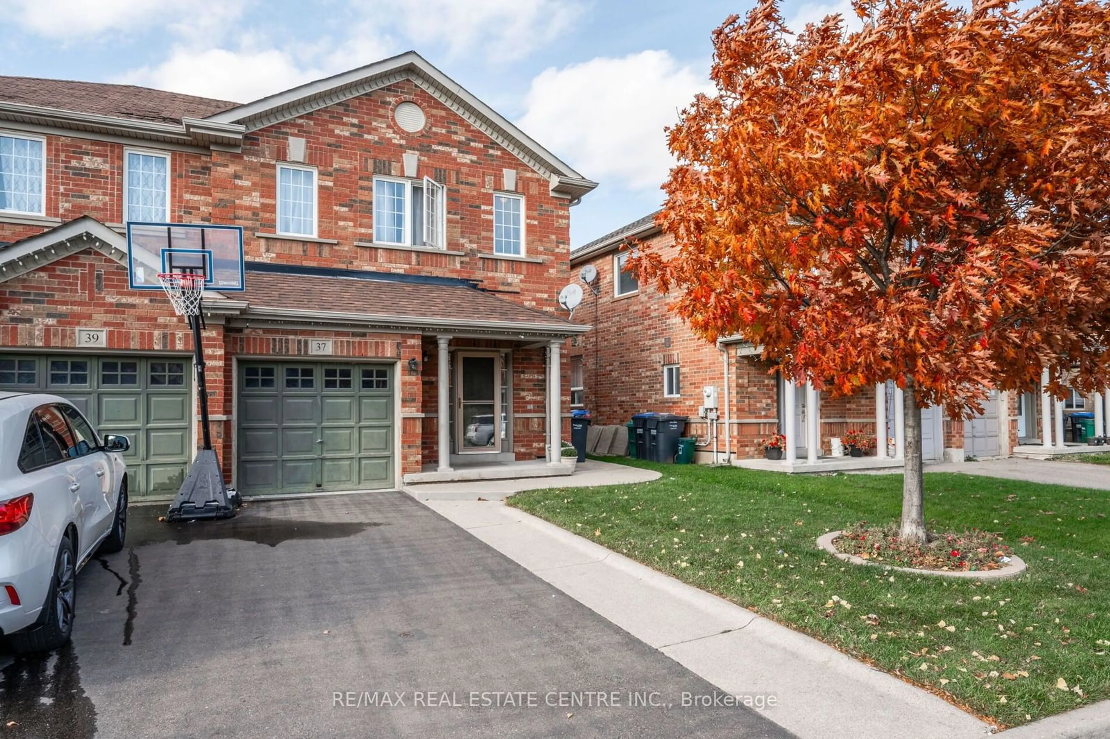 Home with brick exterior material, street for 37 Hollingsworth Circ, Brampton Ontario L7A 0J7