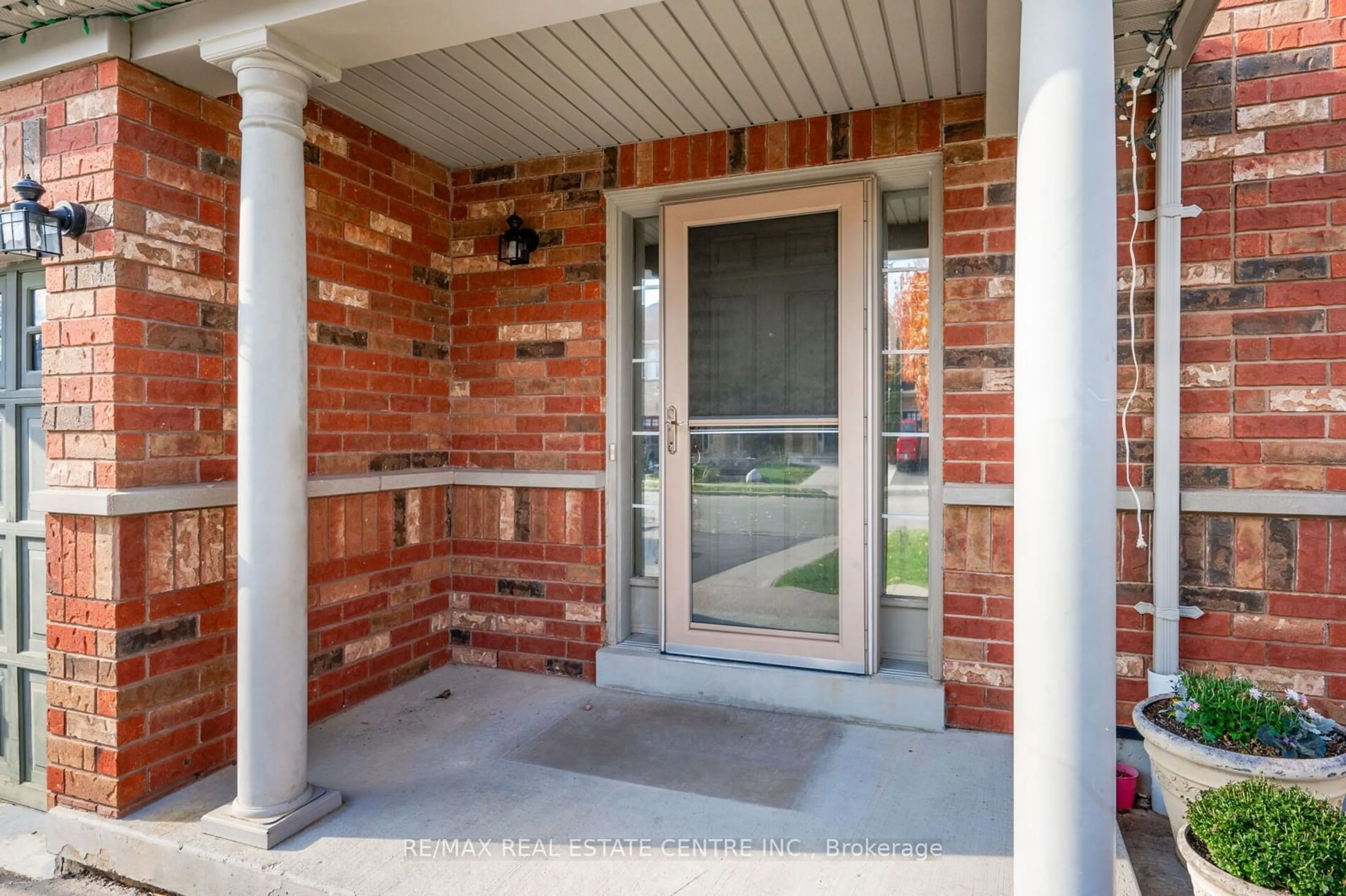 Home with brick exterior material, street for 37 Hollingsworth Circ, Brampton Ontario L7A 0J7