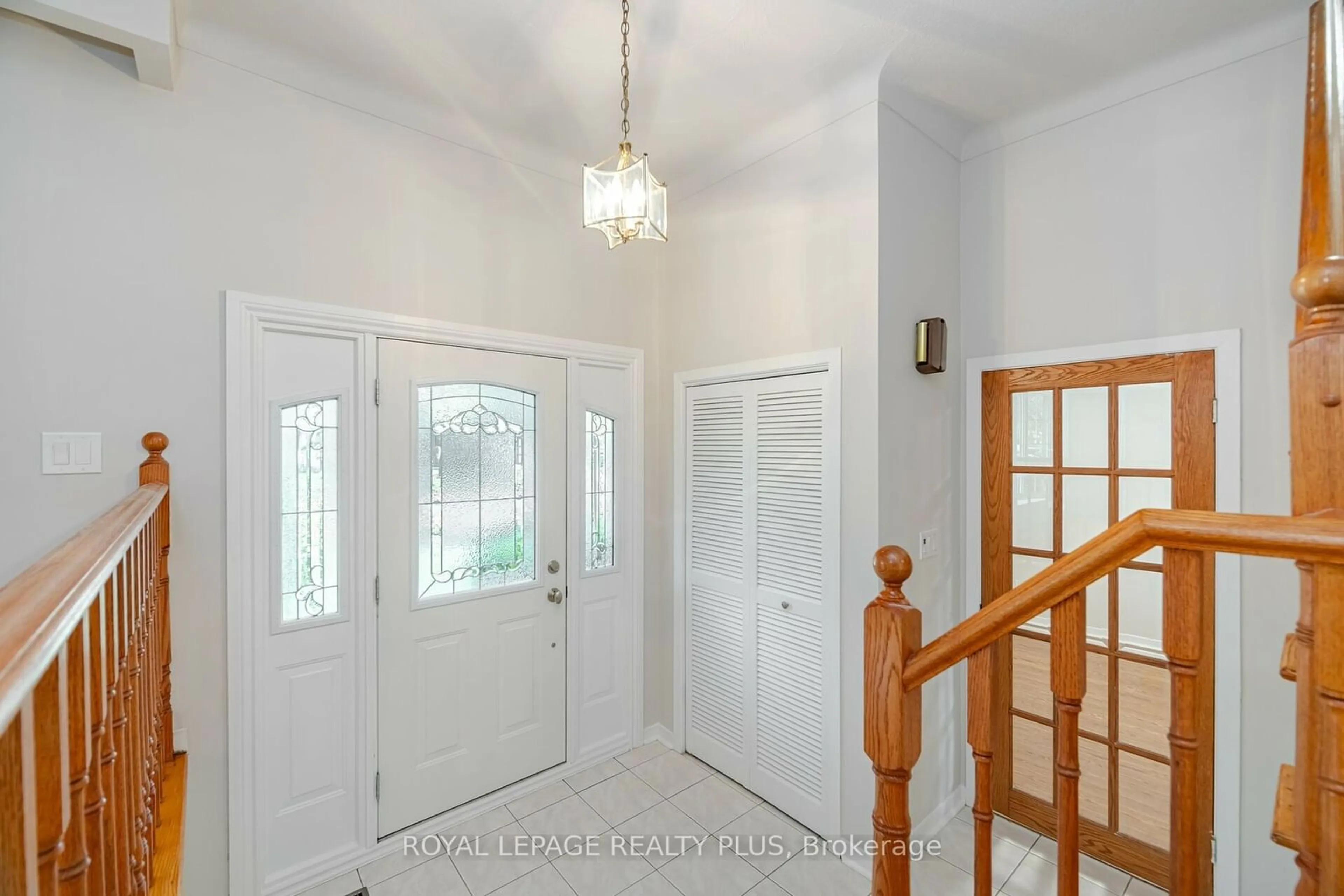 Indoor entryway for 334 Oakwood Dr, Burlington Ontario L7N 1X2