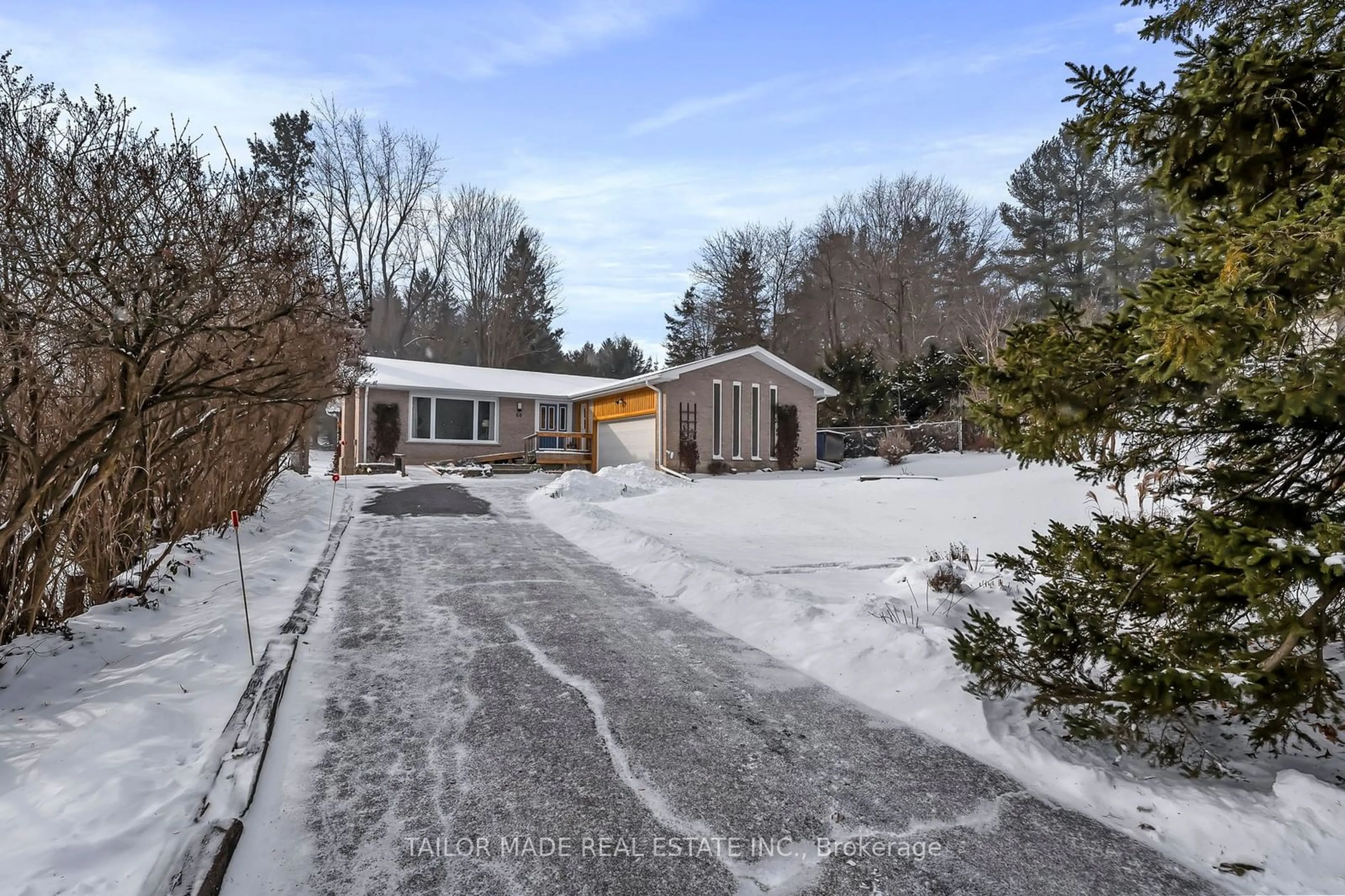 A pic from outside/outdoor area/front of a property/back of a property/a pic from drone, street for 60 Credit Rd, Caledon Ontario L7C 3J1