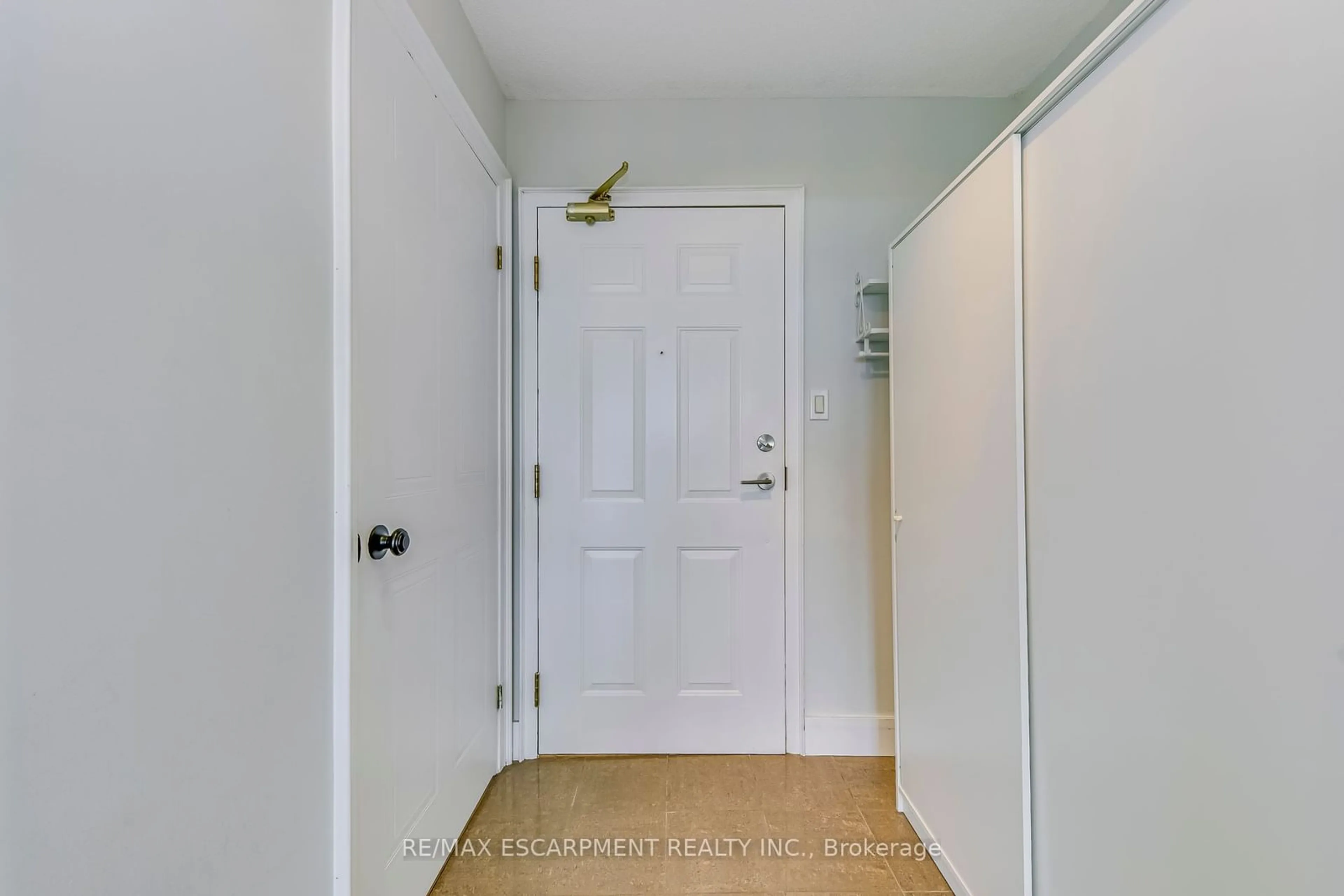 Indoor entryway for 5090 Pinedale Ave #709, Burlington Ontario L7L 5V8