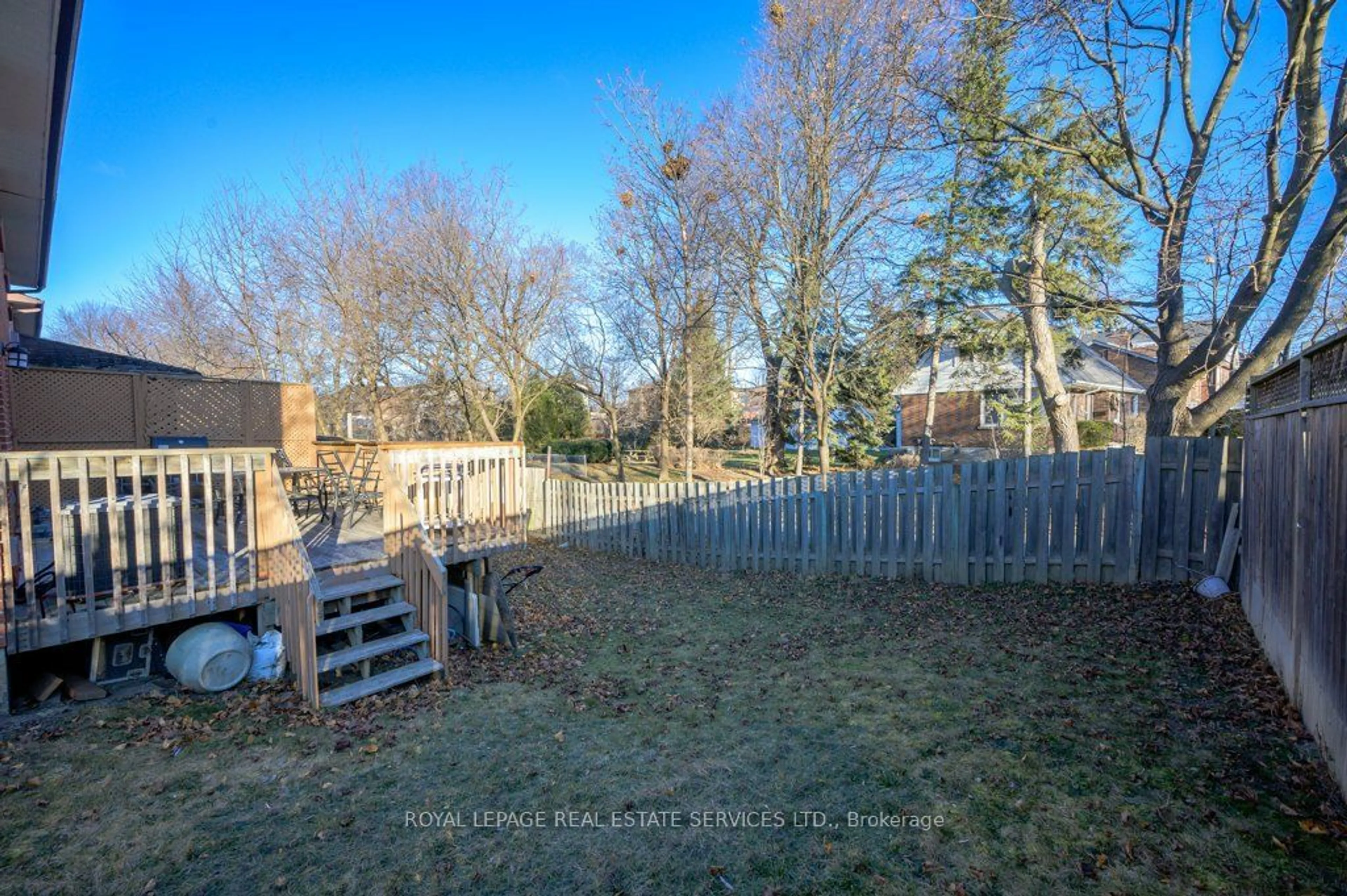 A pic from outside/outdoor area/front of a property/back of a property/a pic from drone, unknown for 116 Mill St, Brampton Ontario L6X 2P2