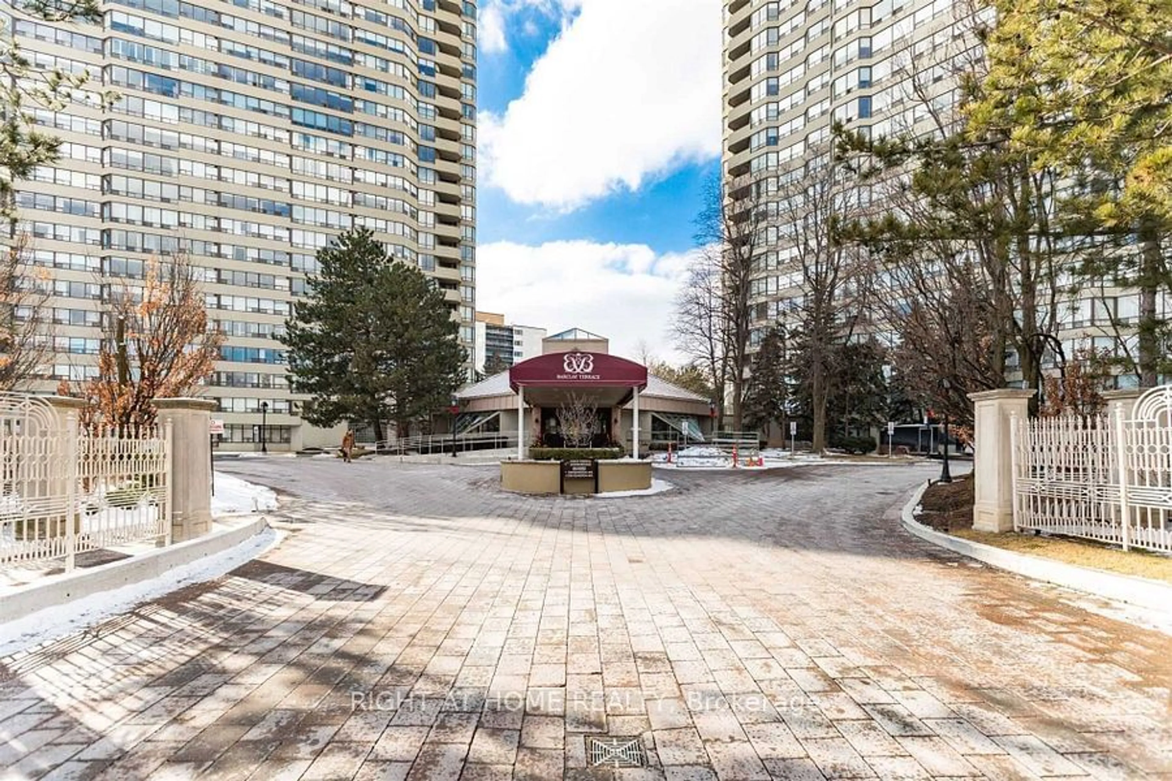 Patio, street for 1300 Islington Ave #2404, Toronto Ontario M9A 5C4