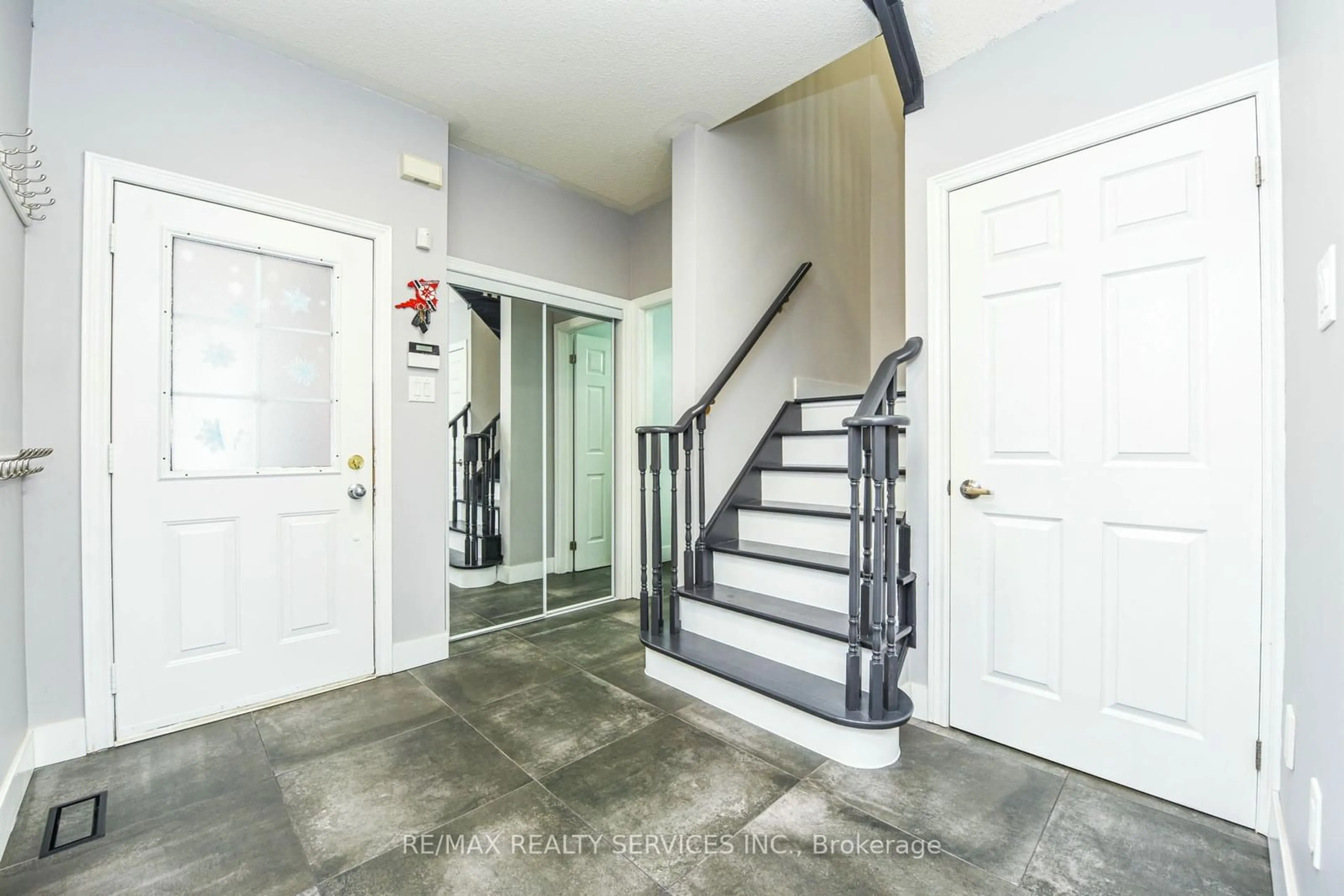 Indoor entryway for 530 Driftcurrent Dr #29, Mississauga Ontario L4Z 4B4