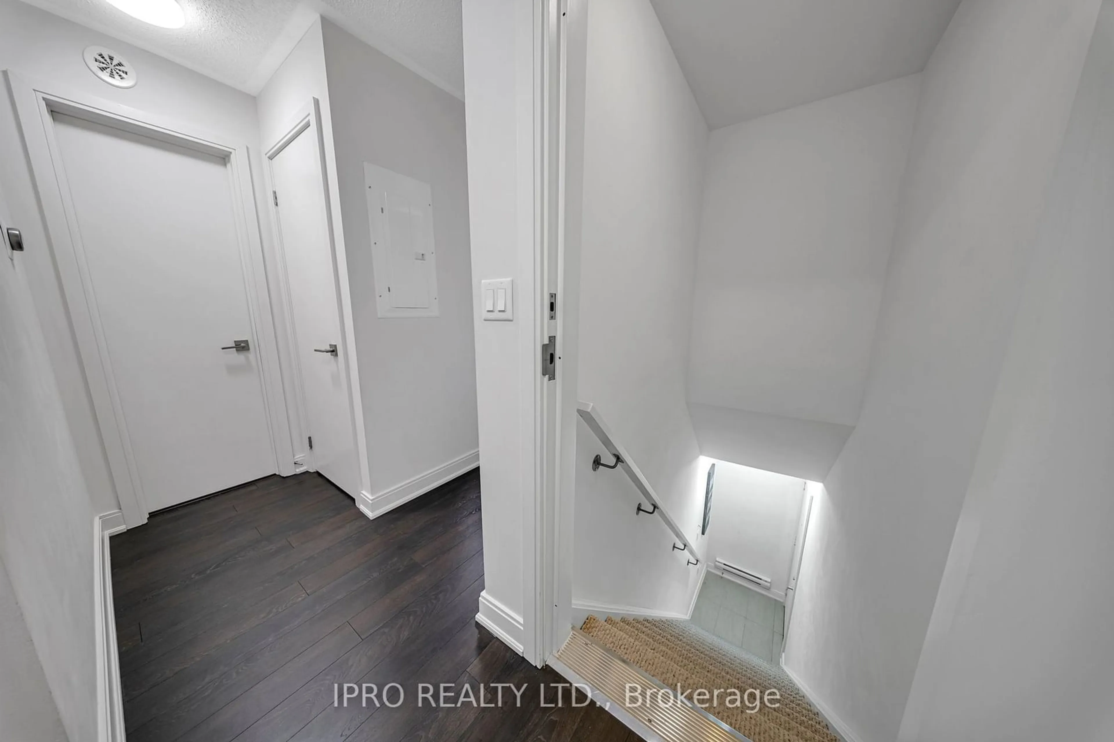 Indoor entryway for 100 Dufay Rd #123, Brampton Ontario L7A 4S3