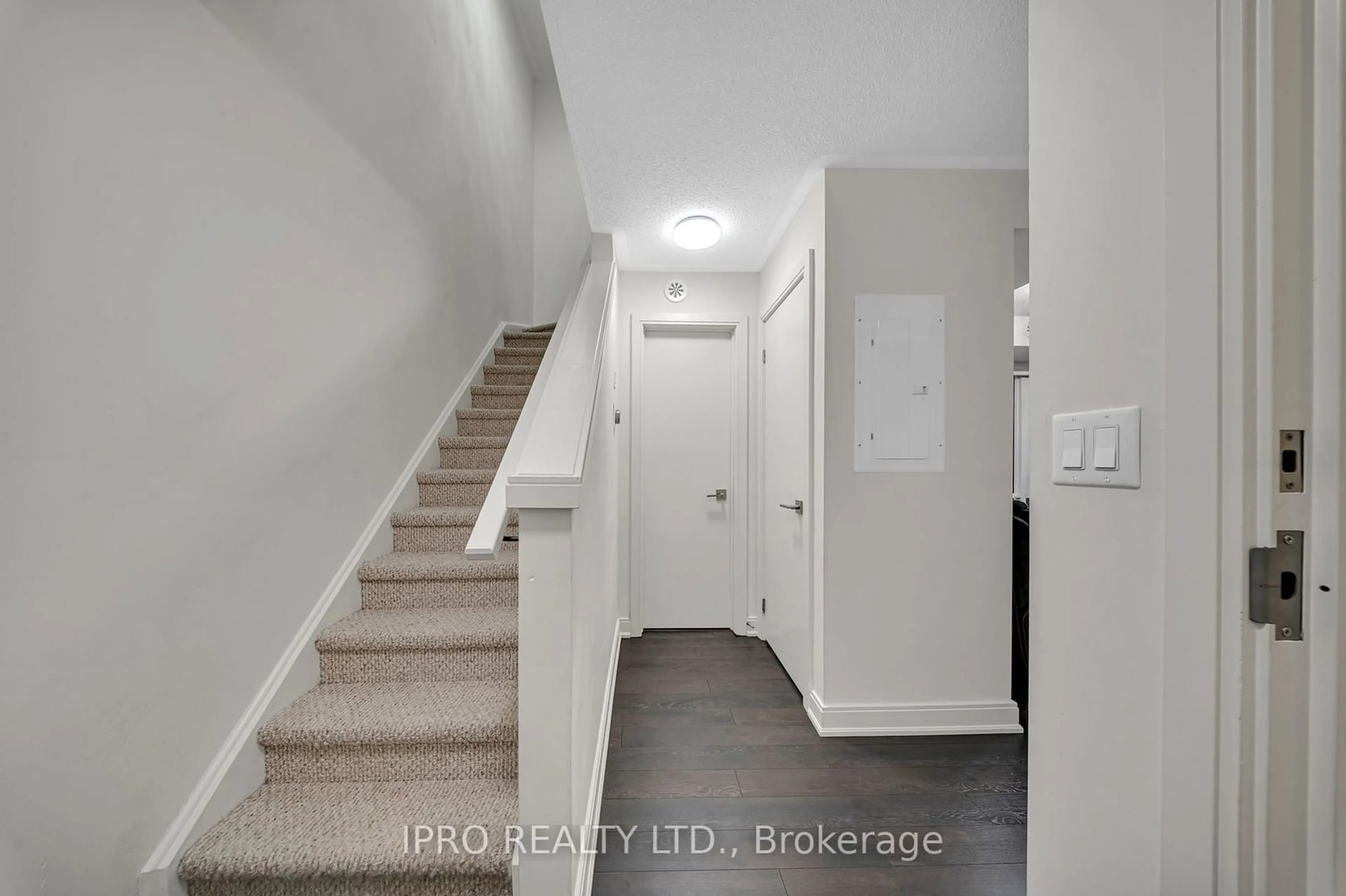 Indoor entryway for 100 Dufay Rd #123, Brampton Ontario L7A 4S3