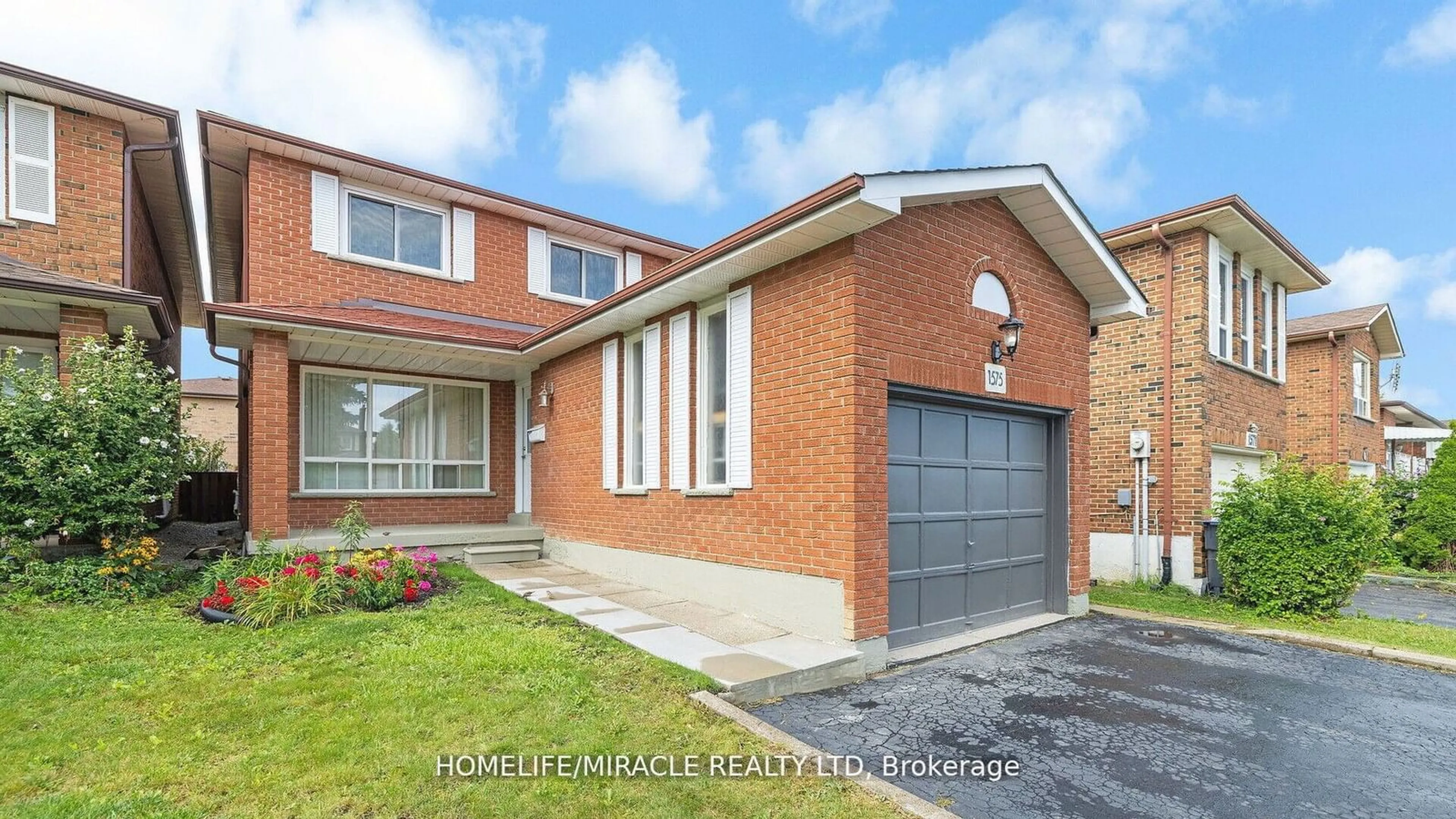 Home with brick exterior material, street for 1575 Shale Oak Mews, Mississauga Ontario L4W 2M1