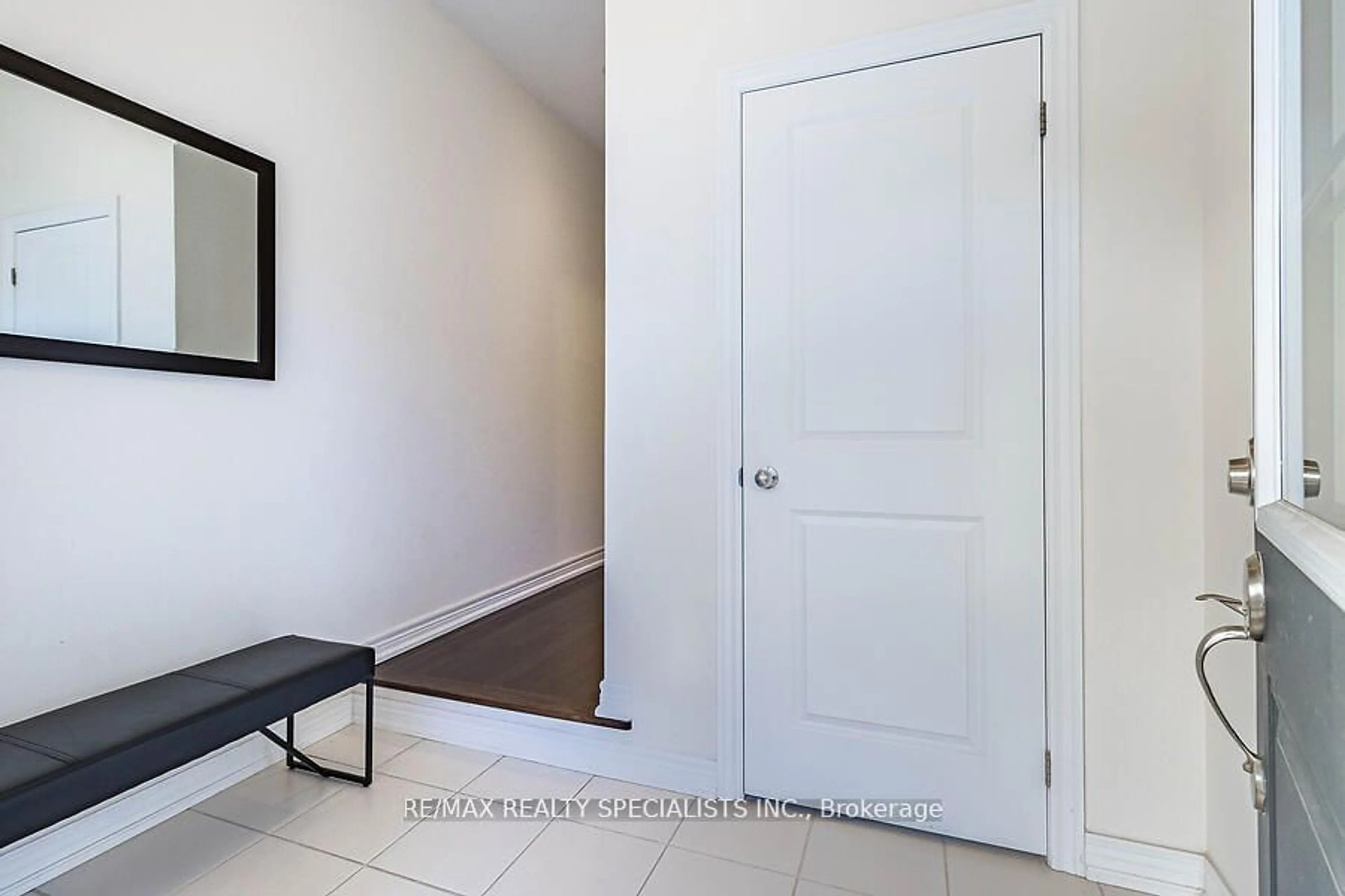 Indoor entryway for 39 Adventura Rd, Brampton Ontario L7A 5A7