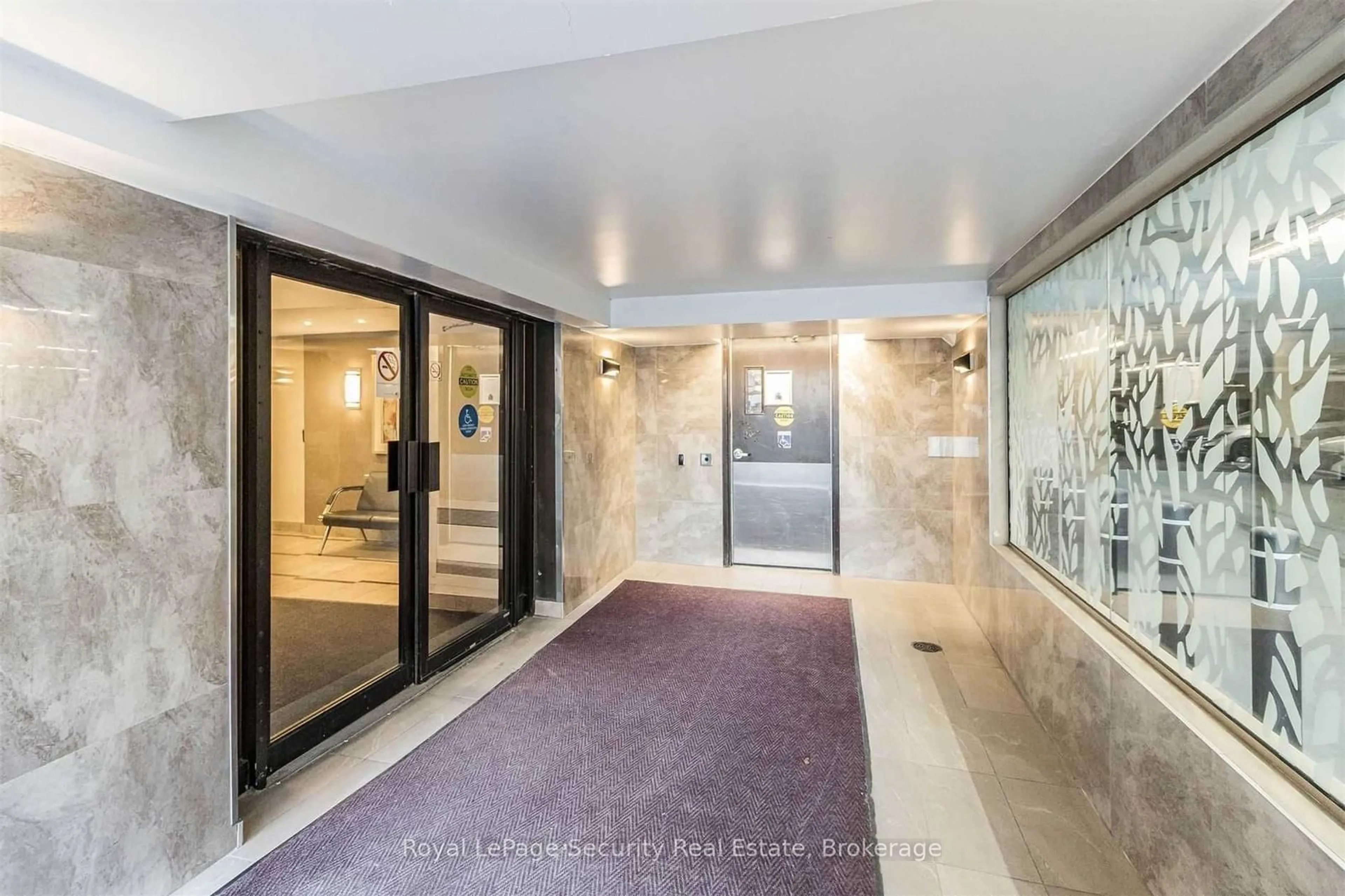 Indoor foyer for 360 Ridelle Ave #901, Toronto Ontario M6B 1K1