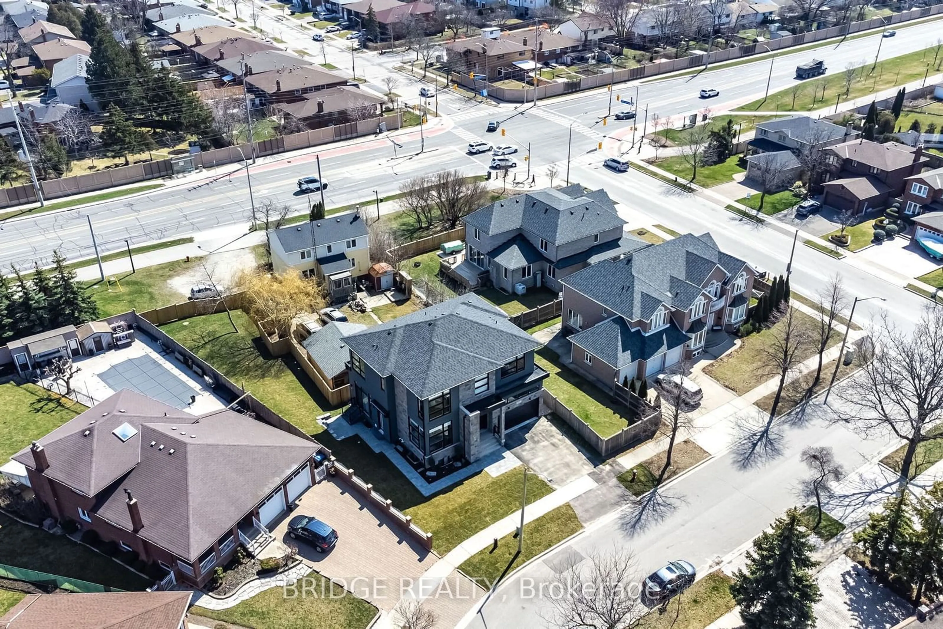 A pic from outside/outdoor area/front of a property/back of a property/a pic from drone, street for 4017 Twine Cres, Mississauga Ontario L4Z 1E8