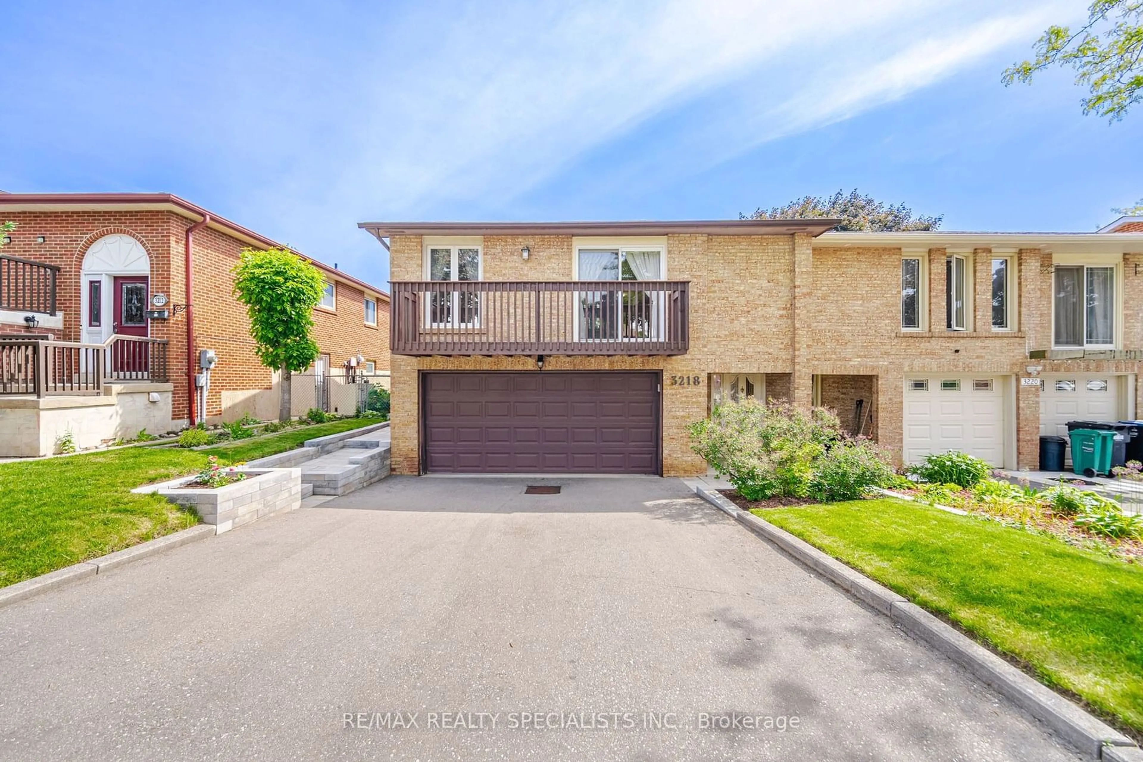 Home with brick exterior material, street for 3218 McCarthy Crt, Mississauga Ontario L4V 3Z6