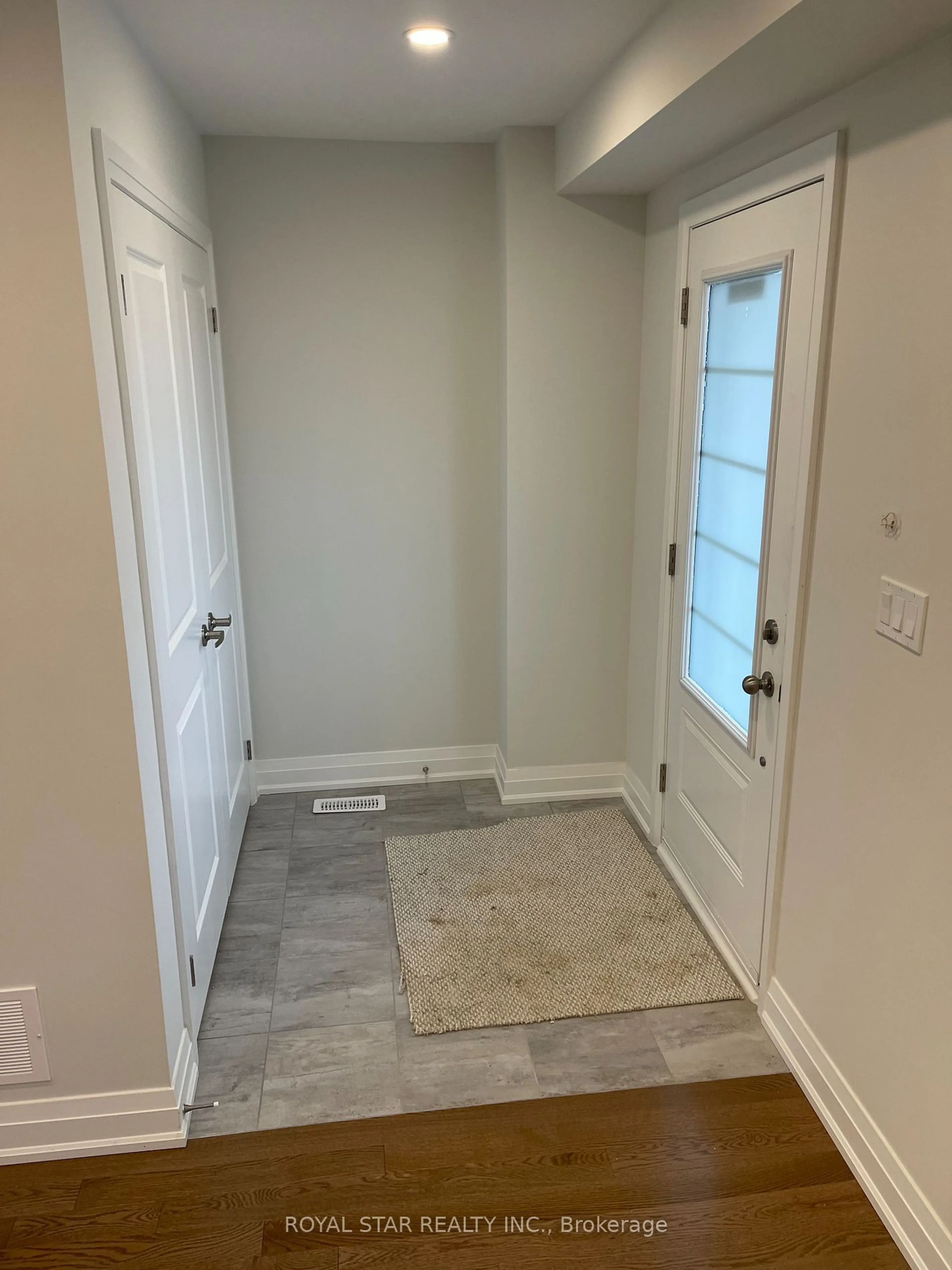 Indoor entryway for 8 Summerbeam Way, Brampton Ontario L6Y 6K5