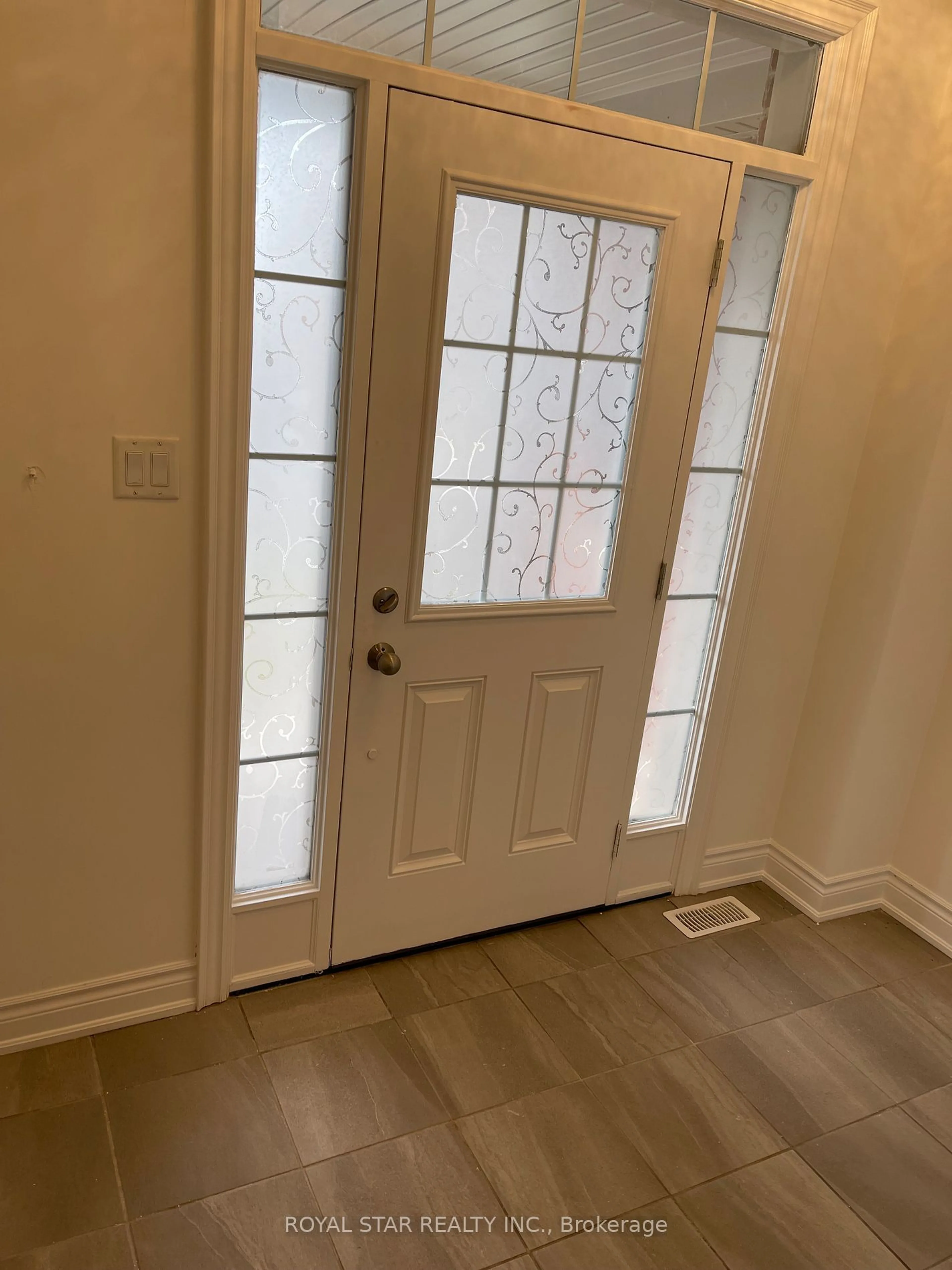 Indoor entryway for 8 Summerbeam Way, Brampton Ontario L6Y 6K5