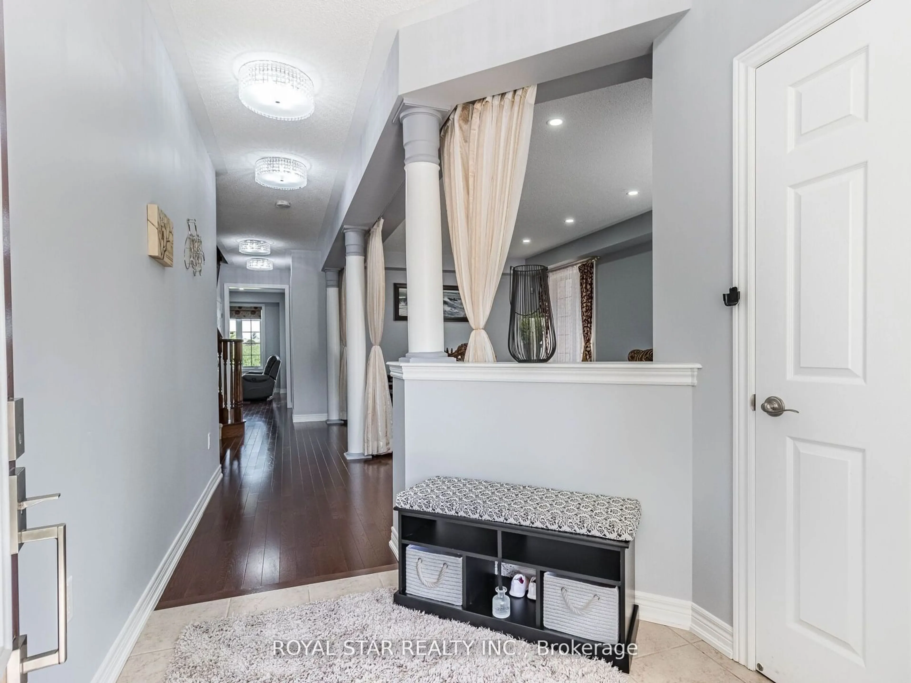 Indoor entryway for 24 Bonnieglen Farm Blvd, Caledon Ontario L7C 3X8