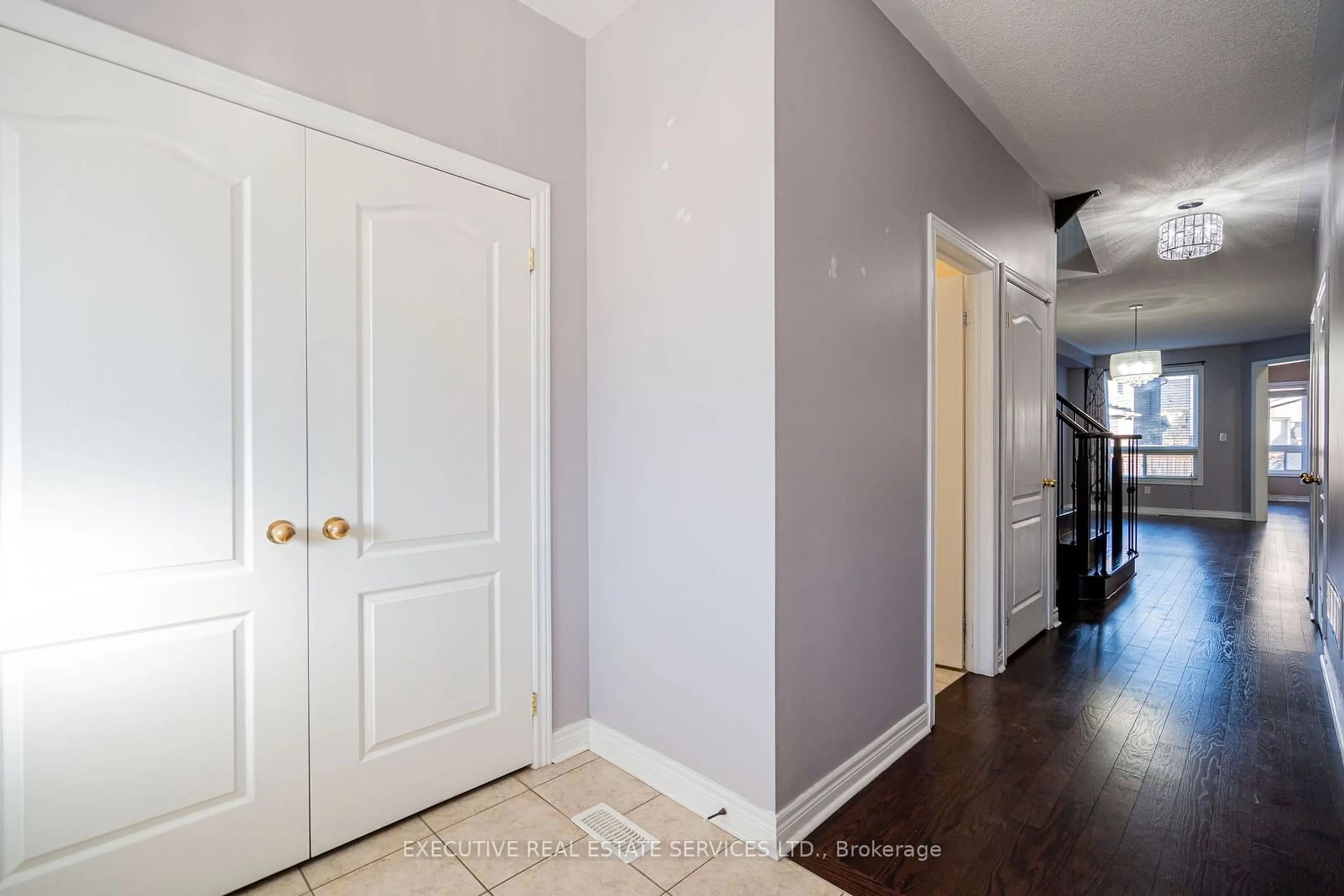 Indoor entryway for 51 Gower Cres, Brampton Ontario L6R 0R8