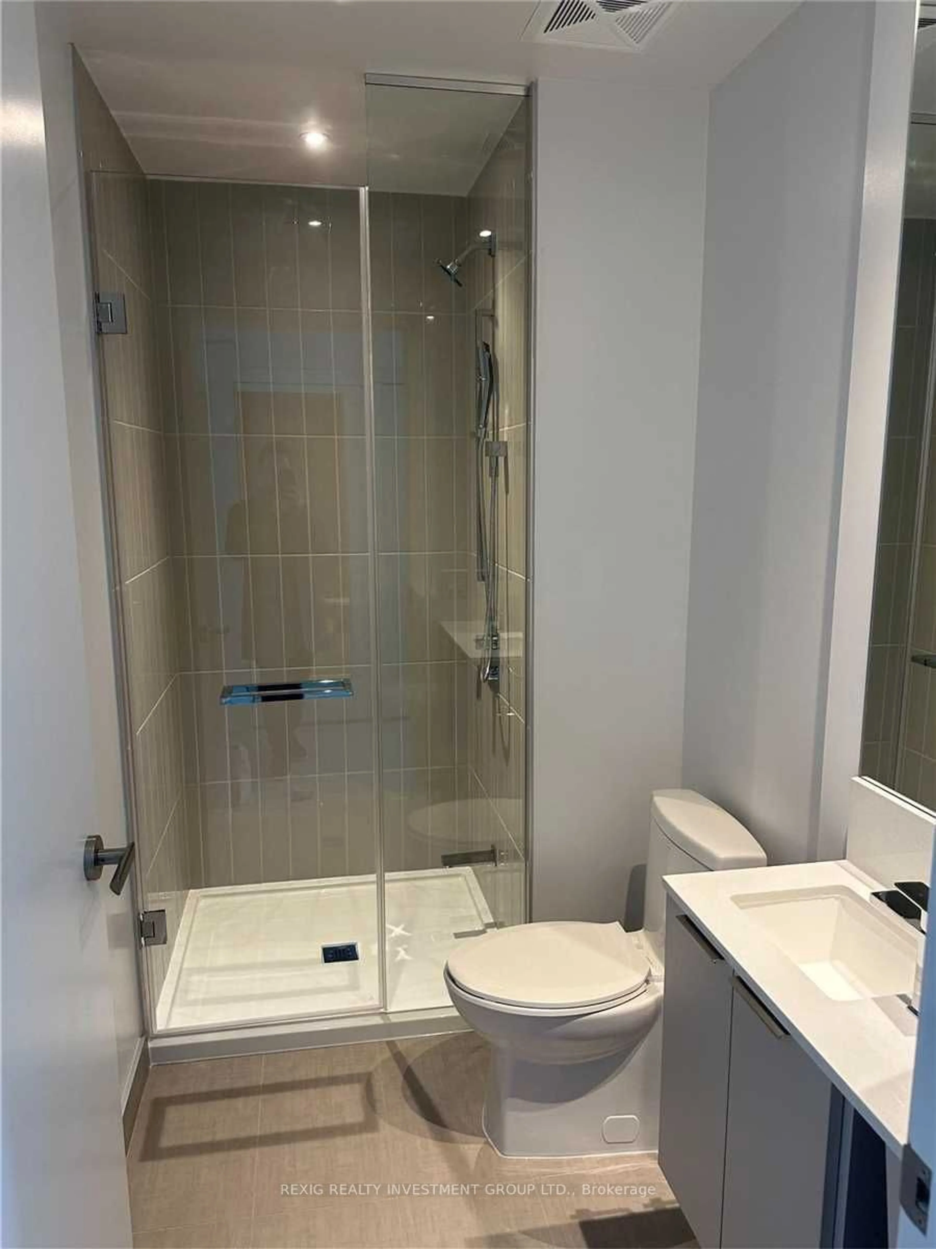 Standard bathroom, ceramic/tile floor for 3900 Confederation Pkwy #1710, Mississauga Ontario L5B 0M3