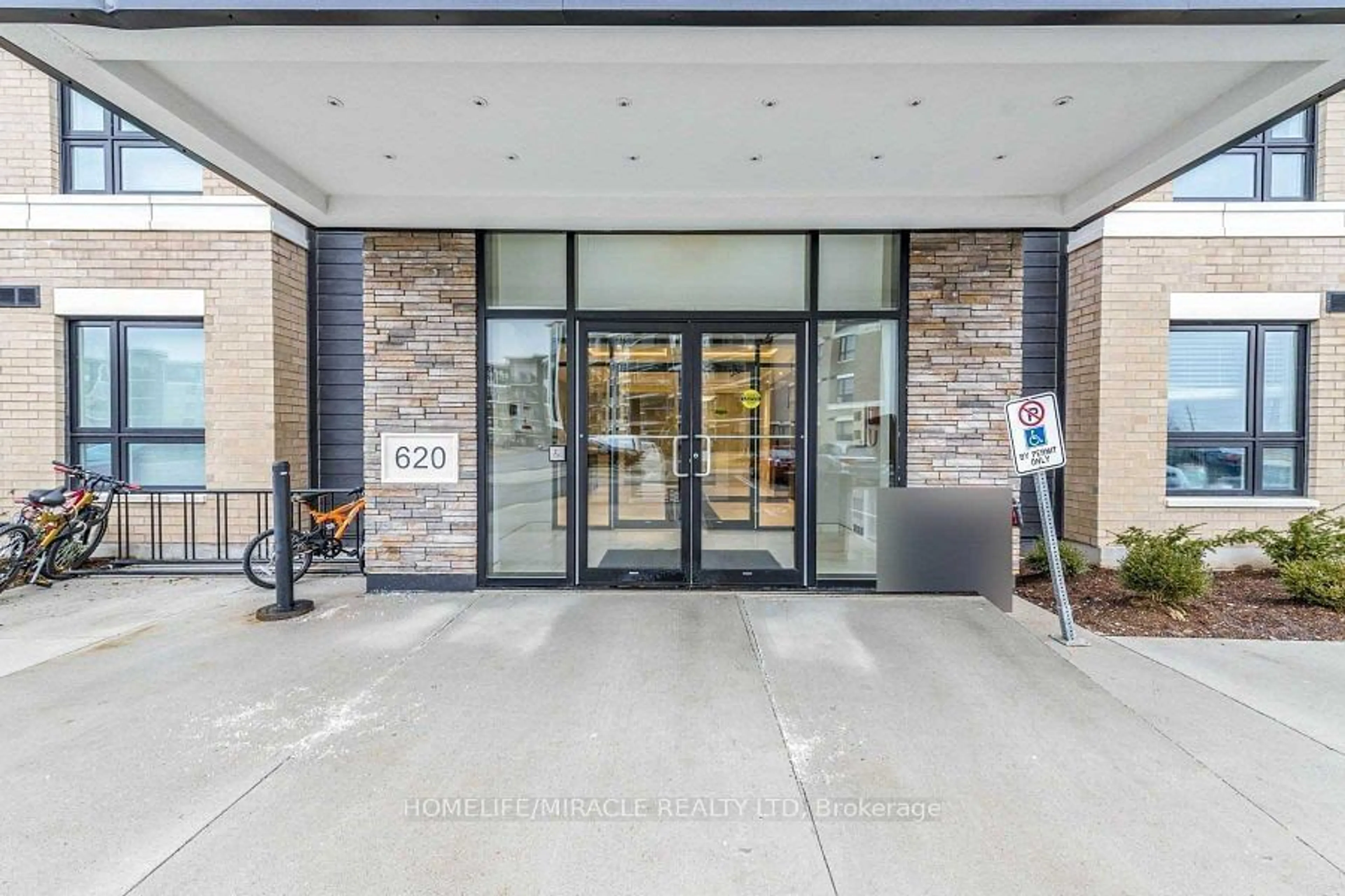 Indoor foyer for 620 Sauve St #506, Milton Ontario L9T 9A5