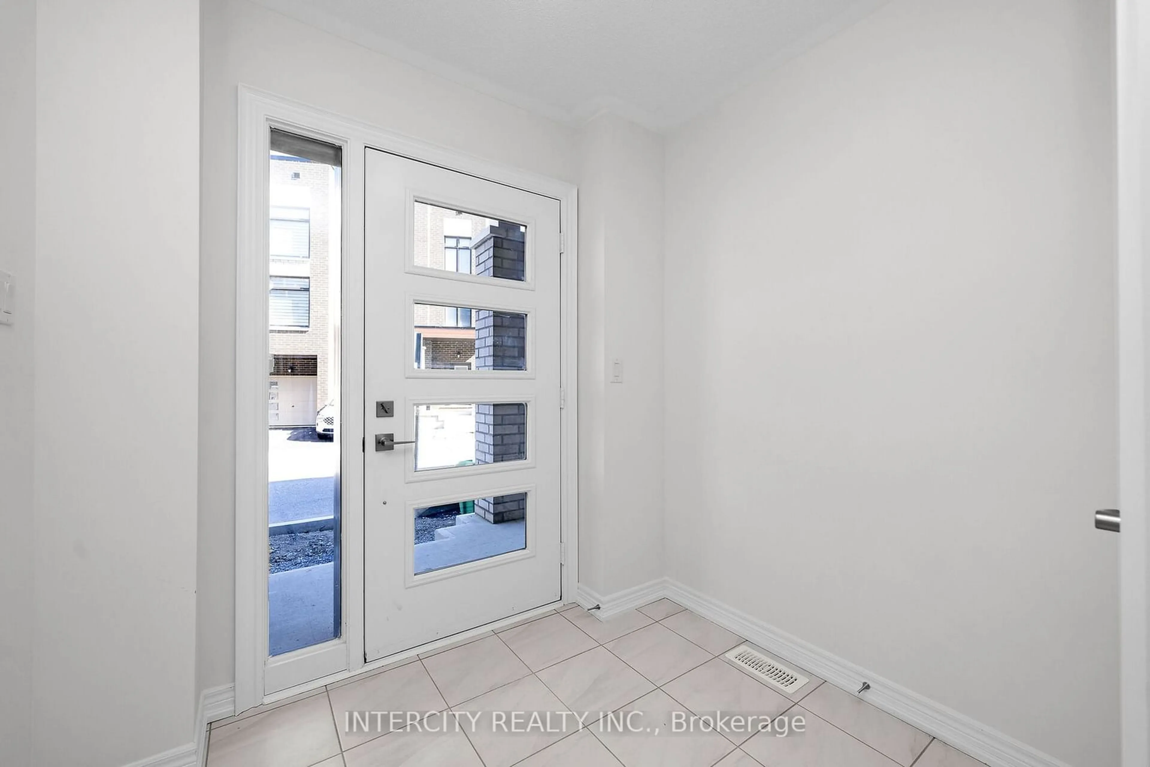 Indoor entryway for 30 Queenpost Dr, Brampton Ontario L6Y 6L2