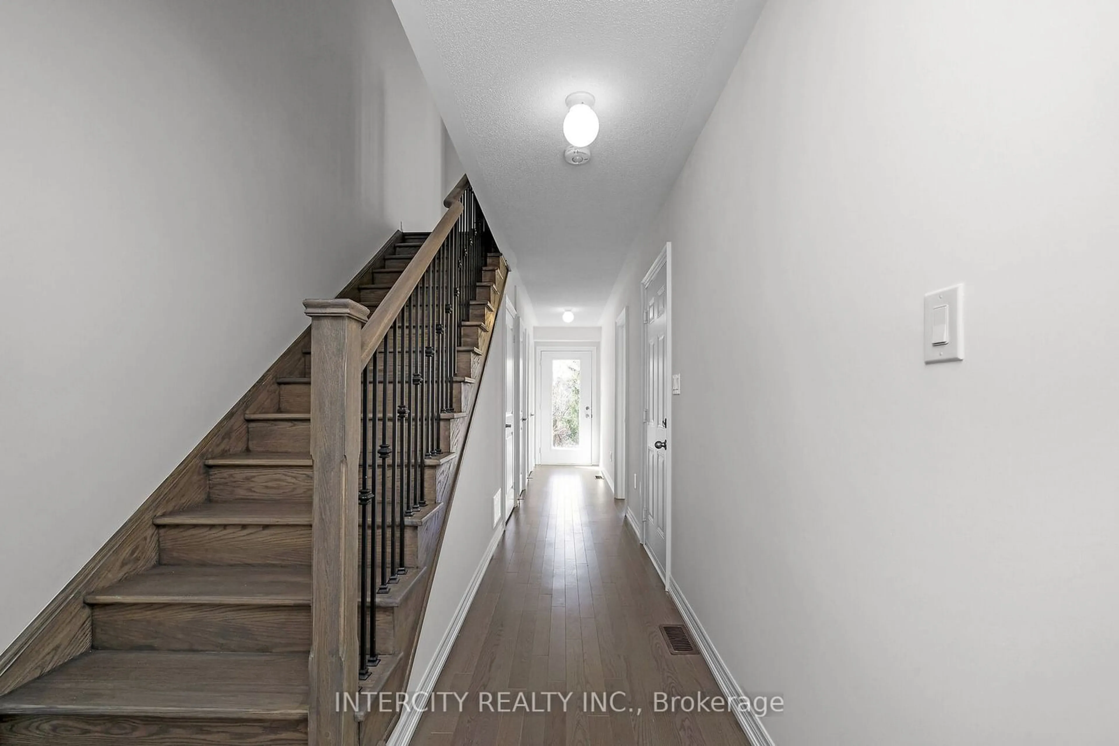 Indoor entryway for 30 Queenpost Dr, Brampton Ontario L6Y 6L2