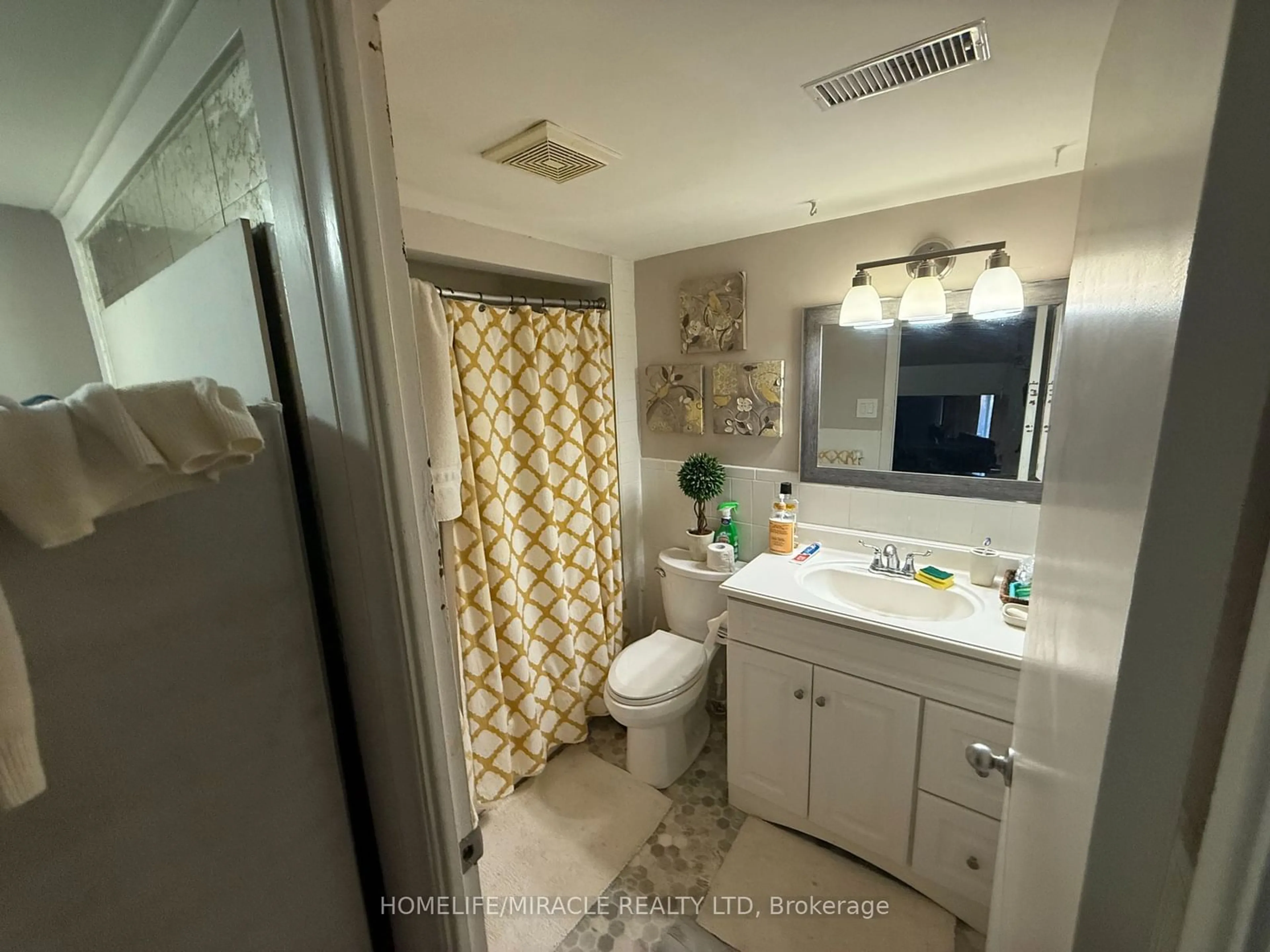 Standard bathroom, ceramic/tile floor for 3444 Laddie Cres, Mississauga Ontario L4T 1N1