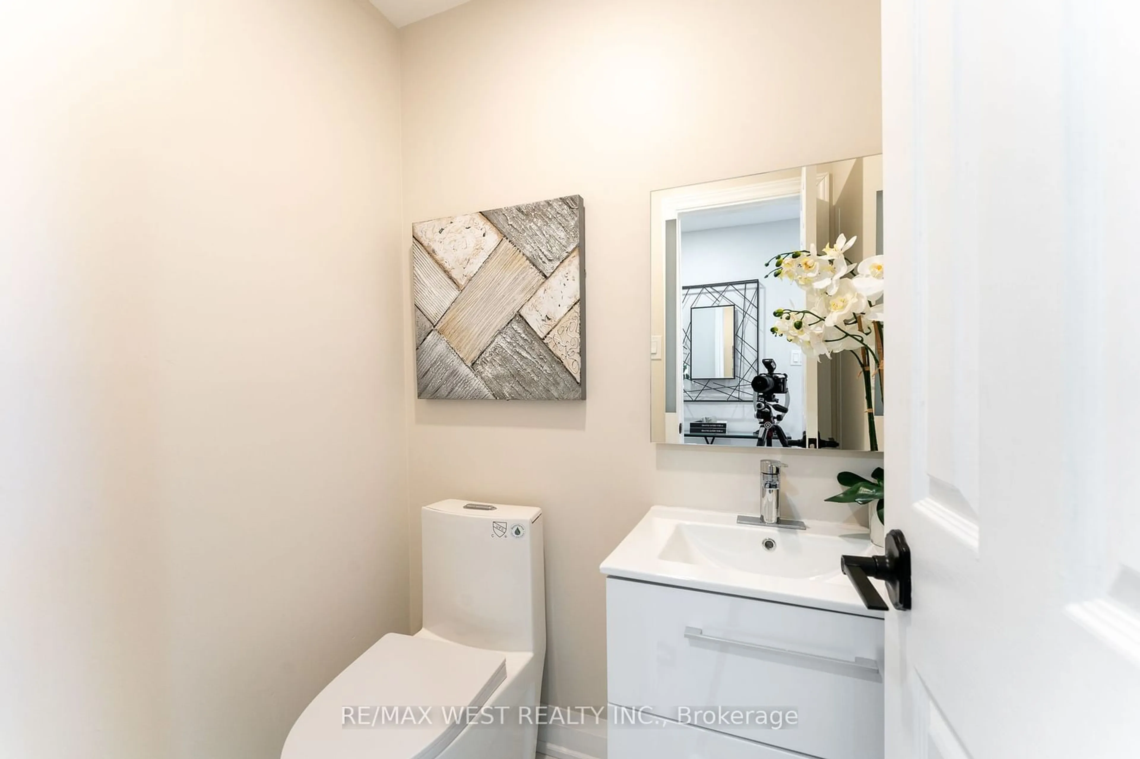 Contemporary bathroom, ceramic/tile floor for 277 Wallenberg Cres, Mississauga Ontario L5B 3N4