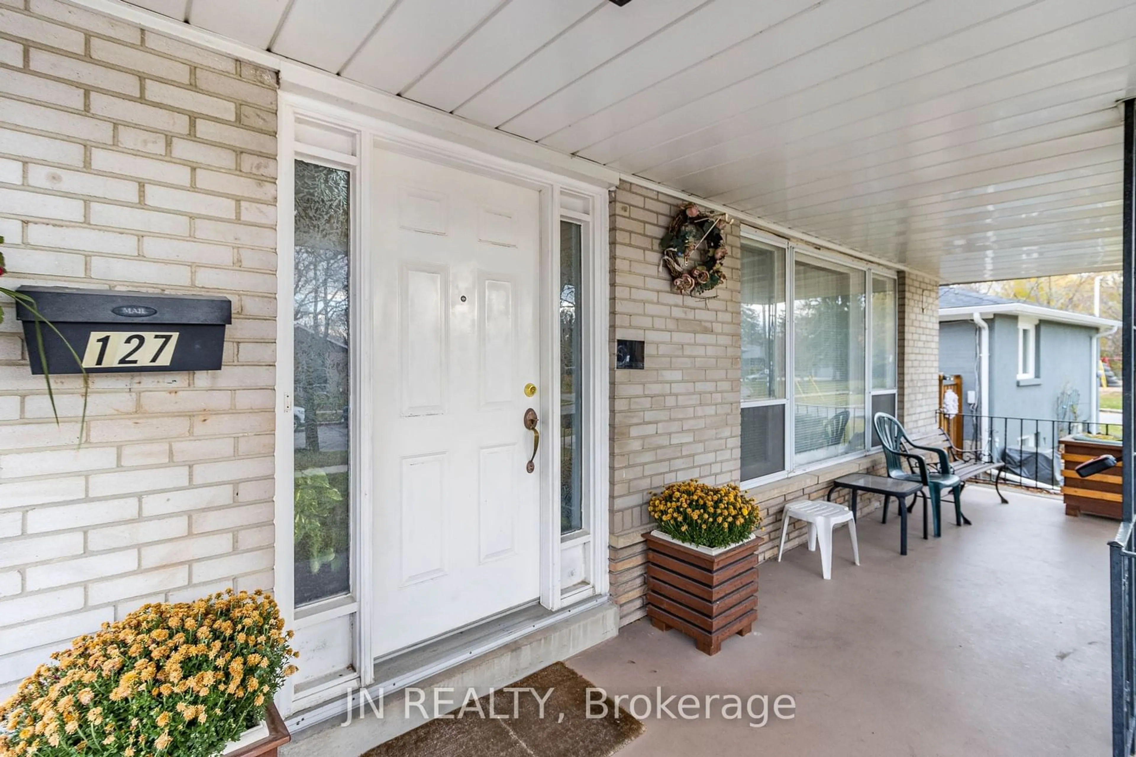 Indoor entryway for 127 Verobeach Blvd, Toronto Ontario M9M 1P8