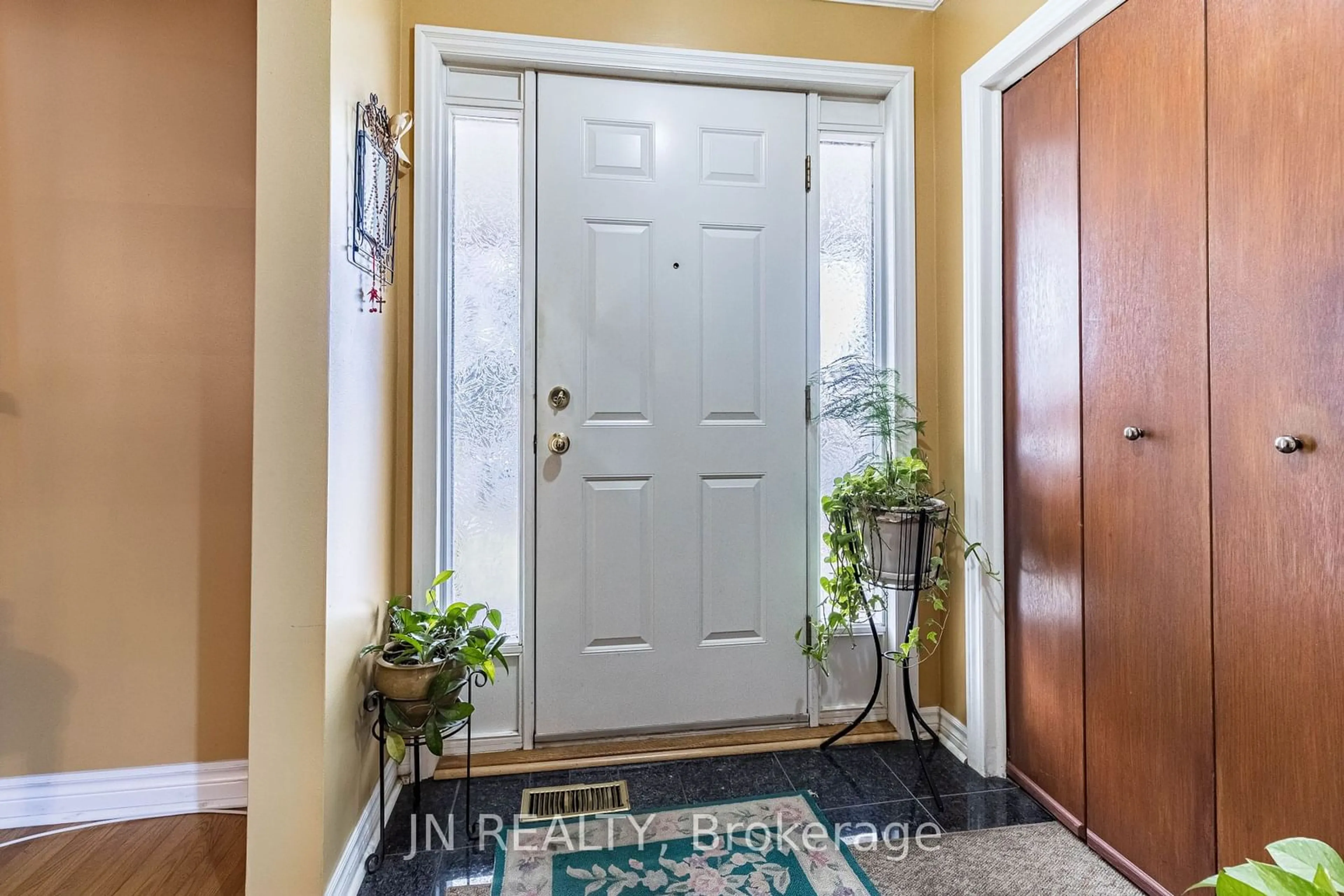 Indoor entryway for 127 Verobeach Blvd, Toronto Ontario M9M 1P8