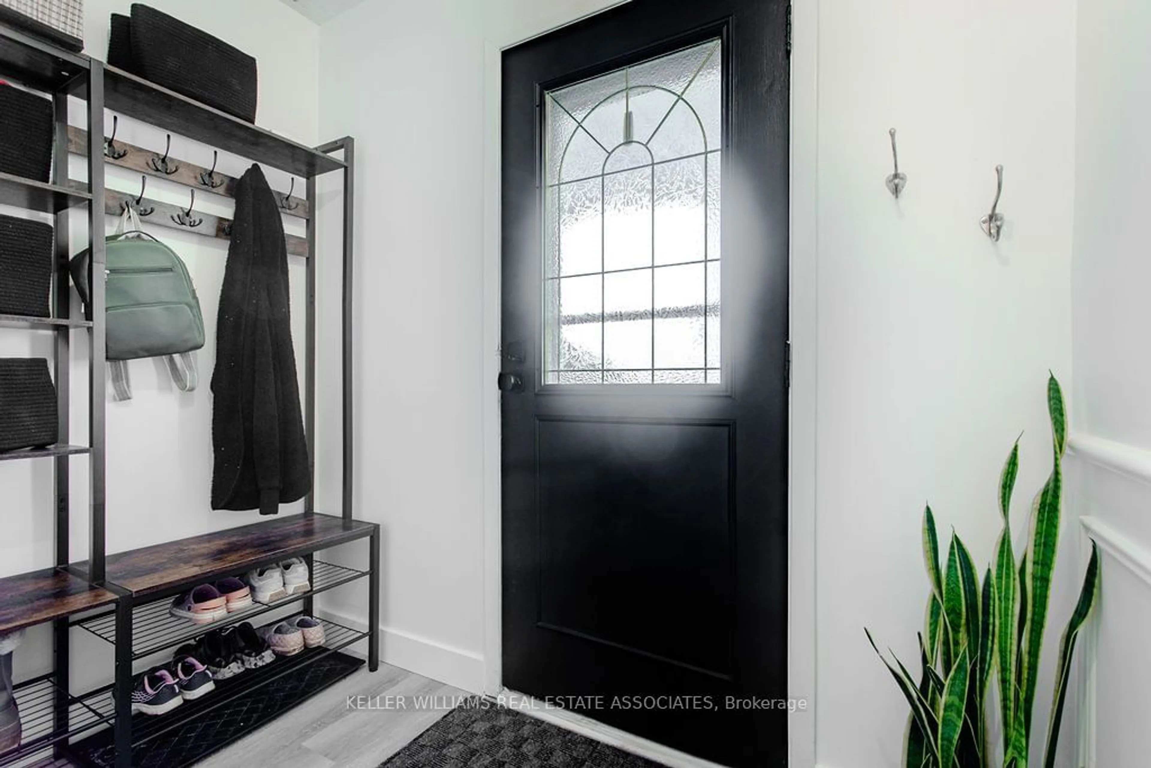 Indoor entryway for 2258 Upper Middle Rd #7, Burlington Ontario L7P 2Z9