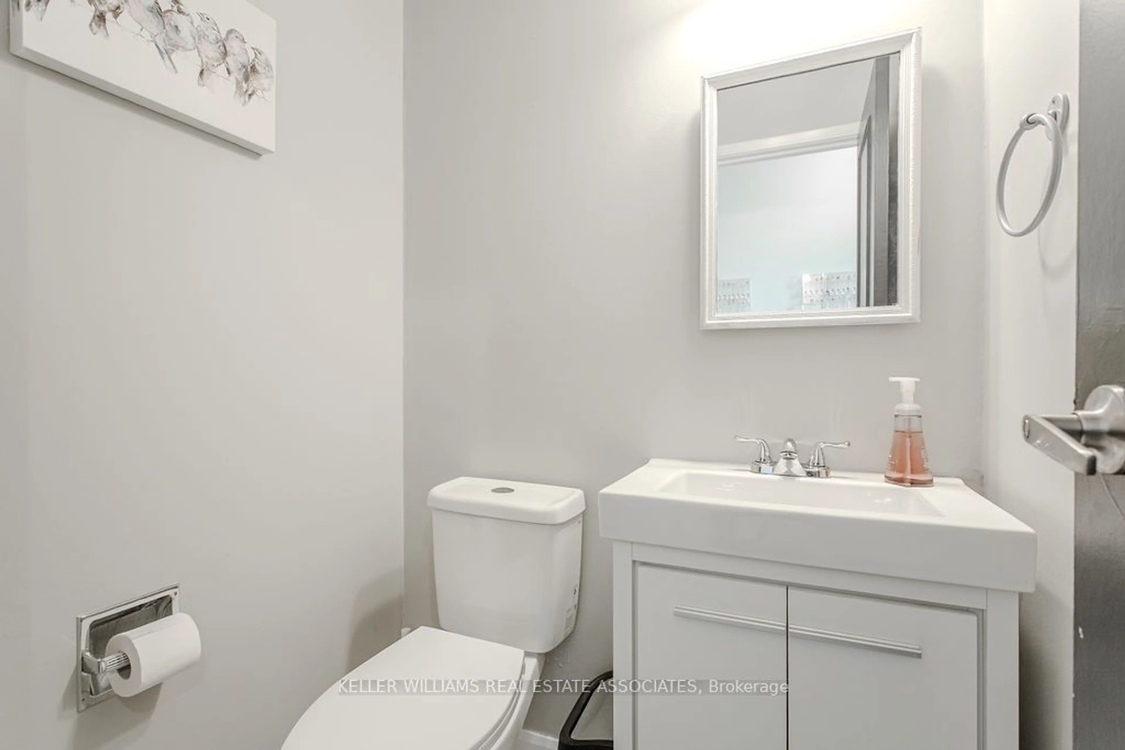 Standard bathroom, unknown for 2258 Upper Middle Rd #7, Burlington Ontario L7P 2Z9