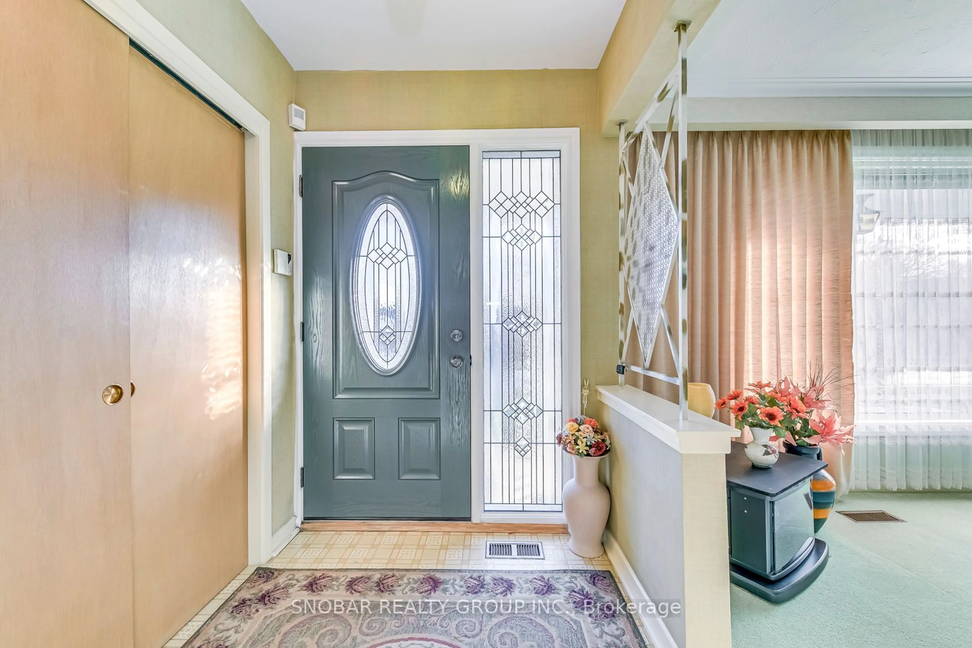 Indoor entryway for 72 Summitcrest Dr, Toronto Ontario M9P 1H6