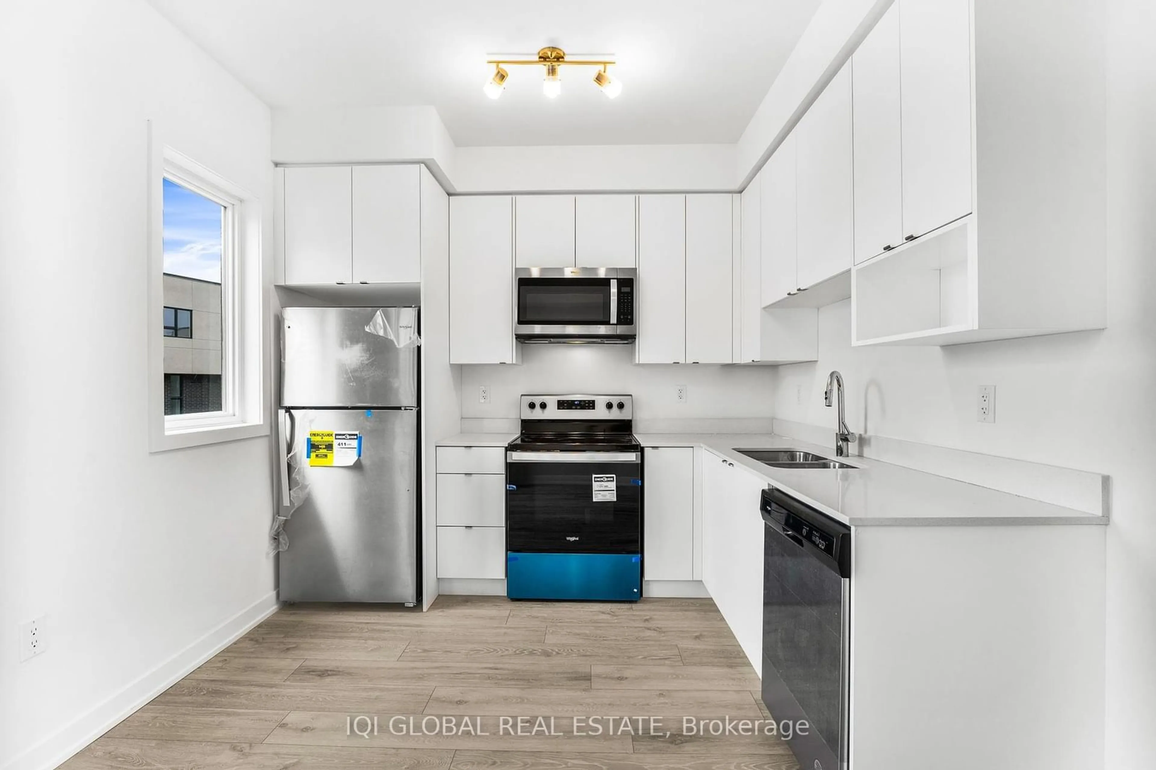 Standard kitchen, unknown for 4902 Valera Rd, Burlington Ontario L7M 2A9