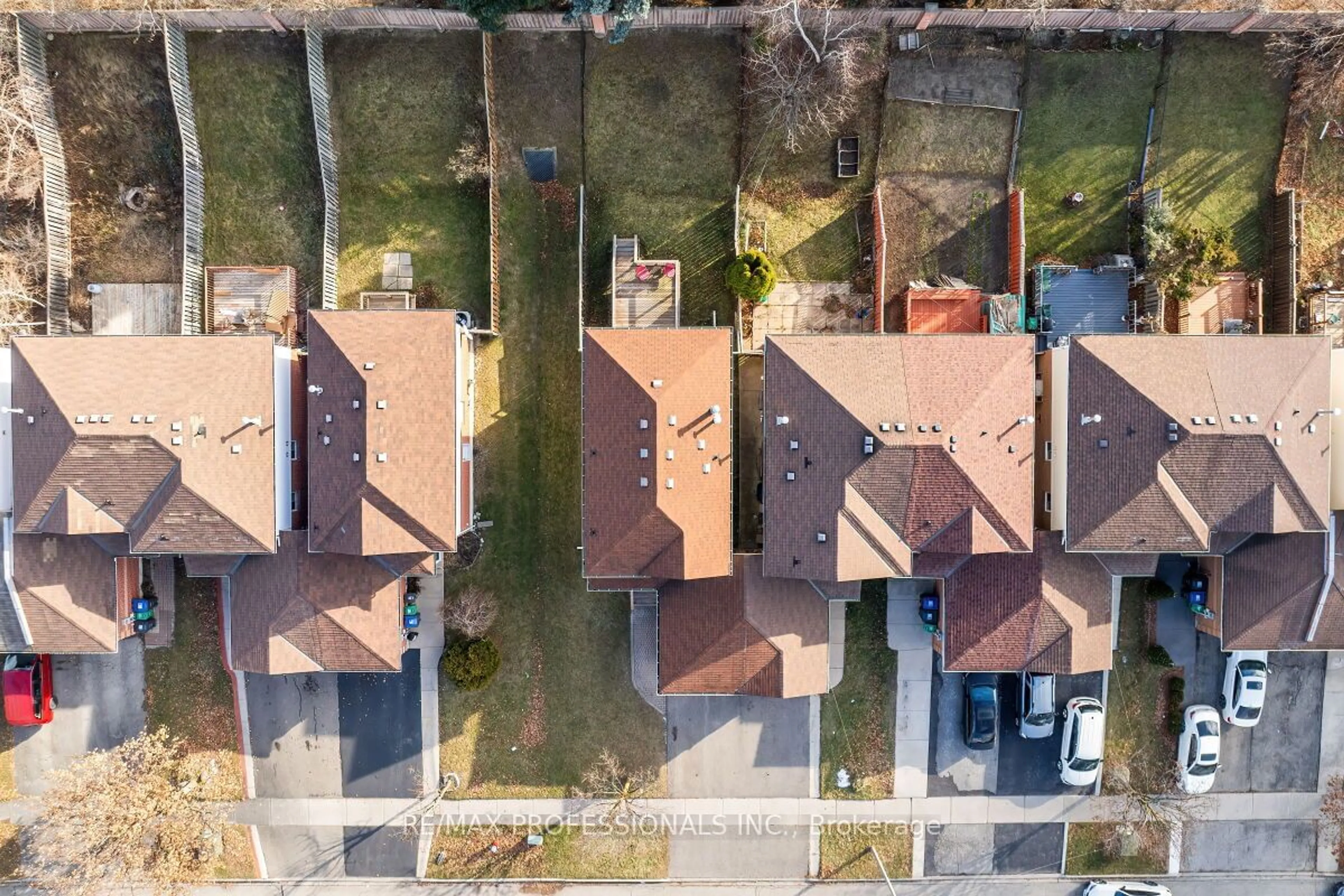 A pic from outside/outdoor area/front of a property/back of a property/a pic from drone, street for 192 Timberlane Dr, Brampton Ontario L6Y 4V6