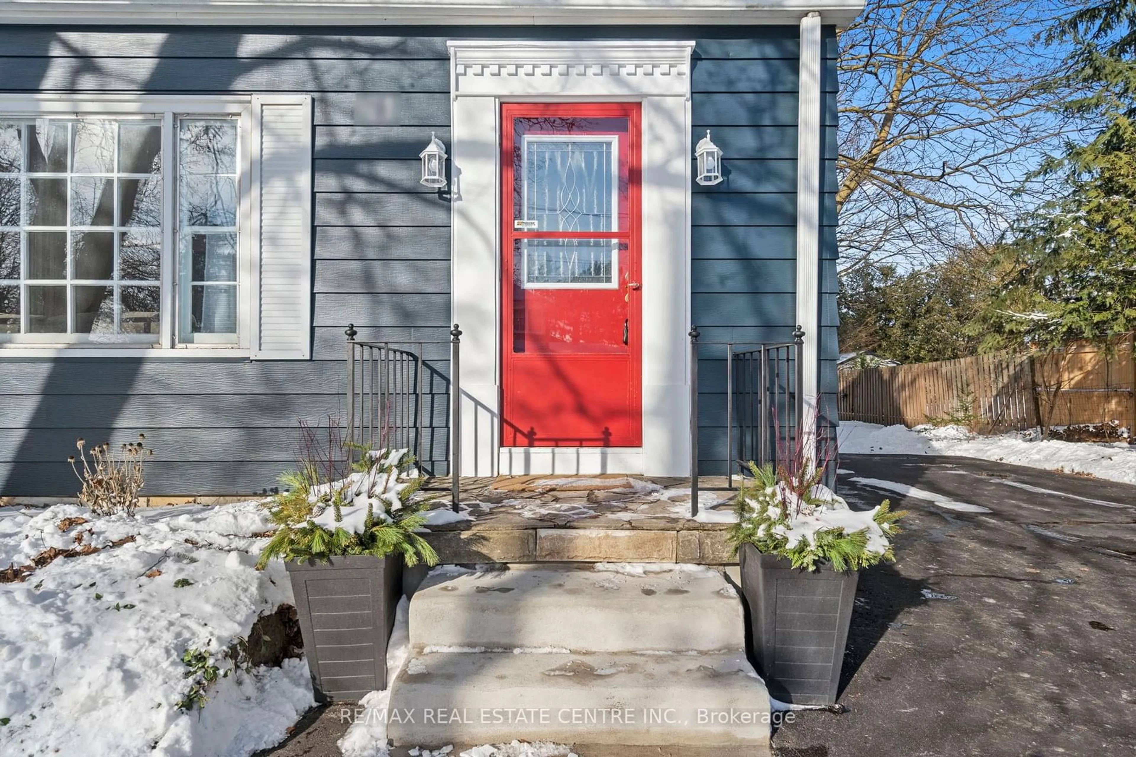 Indoor entryway for 71 Zina St, Orangeville Ontario L9W 1E6