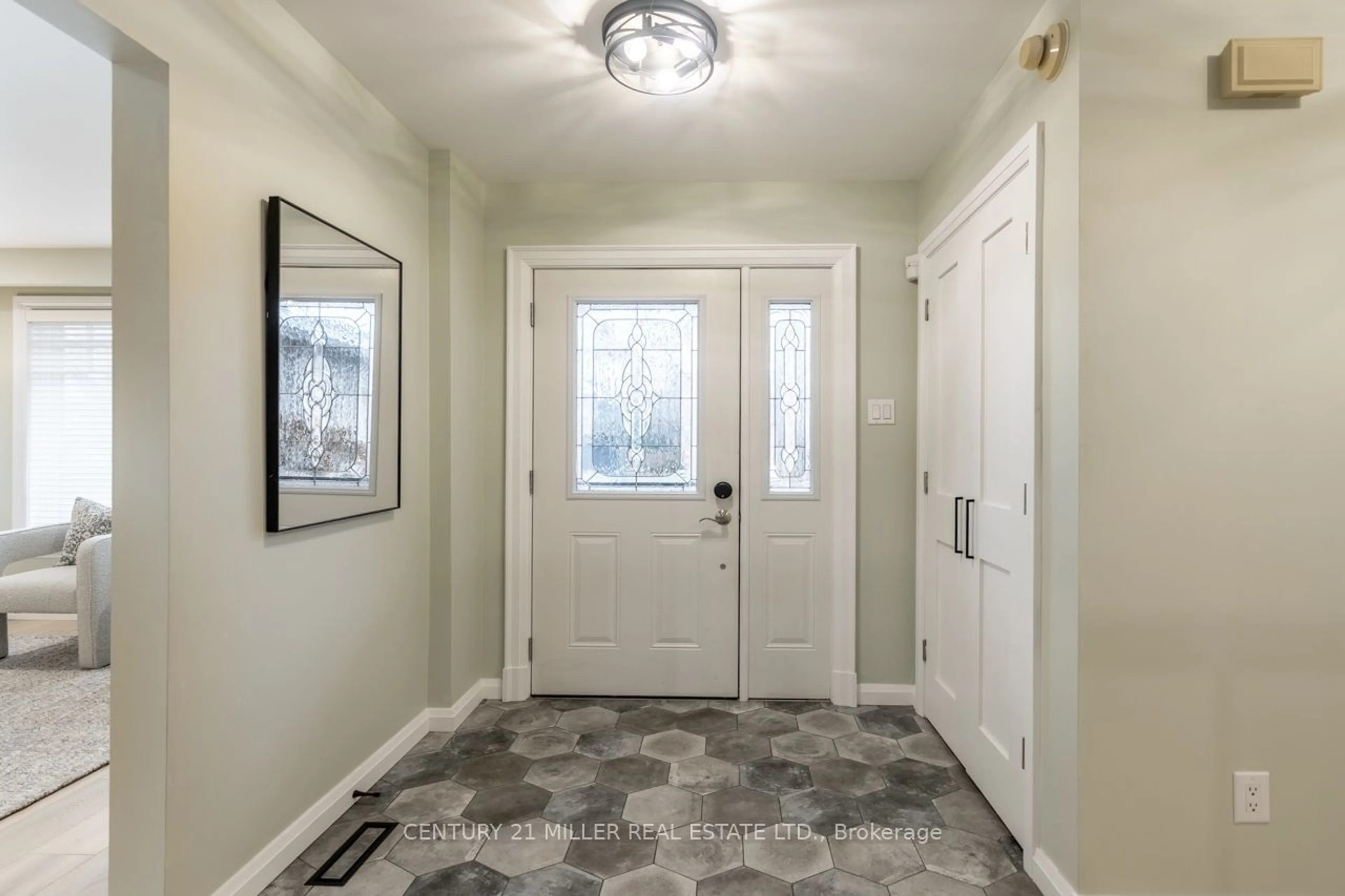 Indoor entryway for 471 Gowland Cres, Milton Ontario L9T 4G6