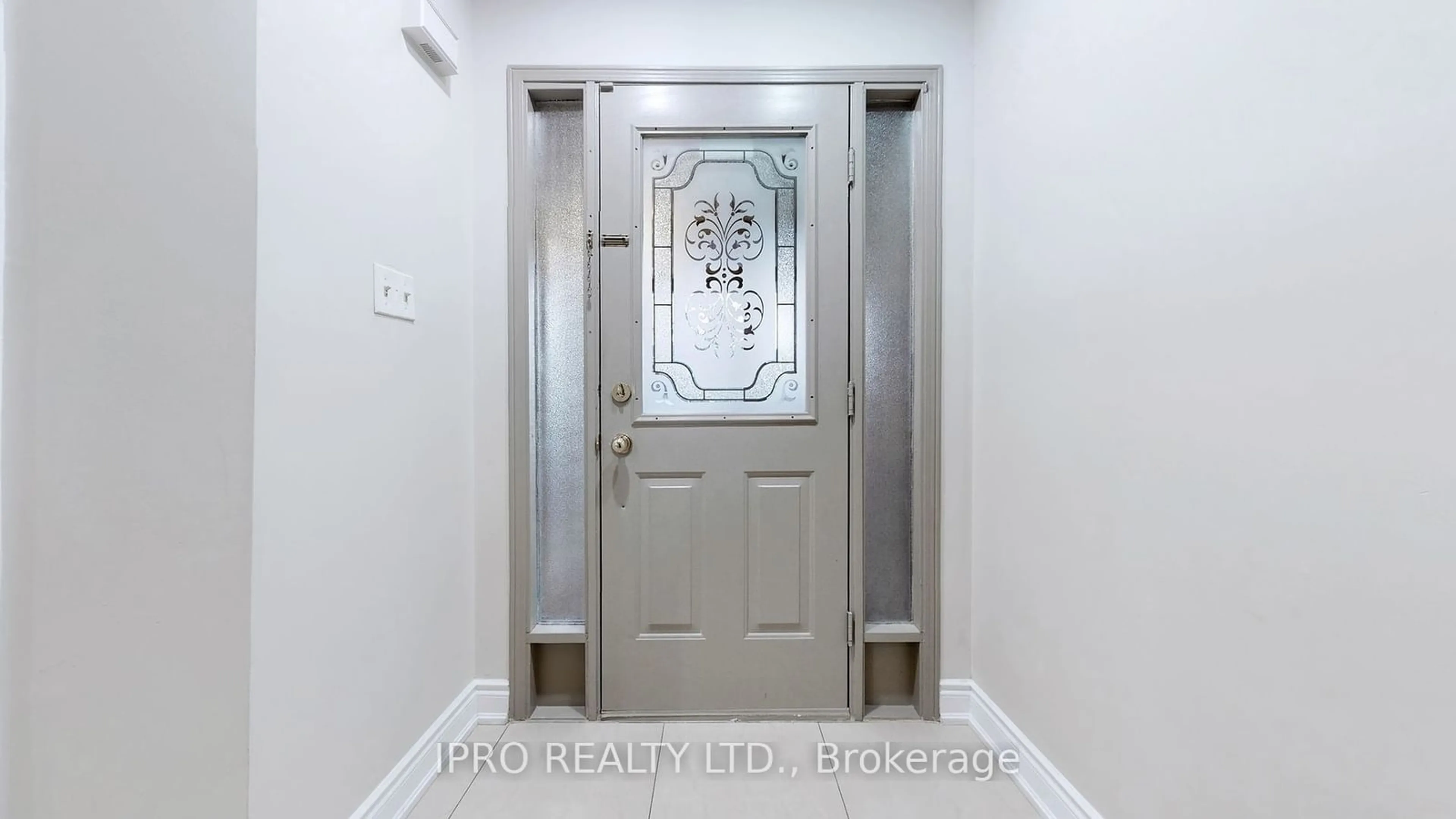 Indoor entryway for 2798 Lindholm Cres, Mississauga Ontario L5M 4S2