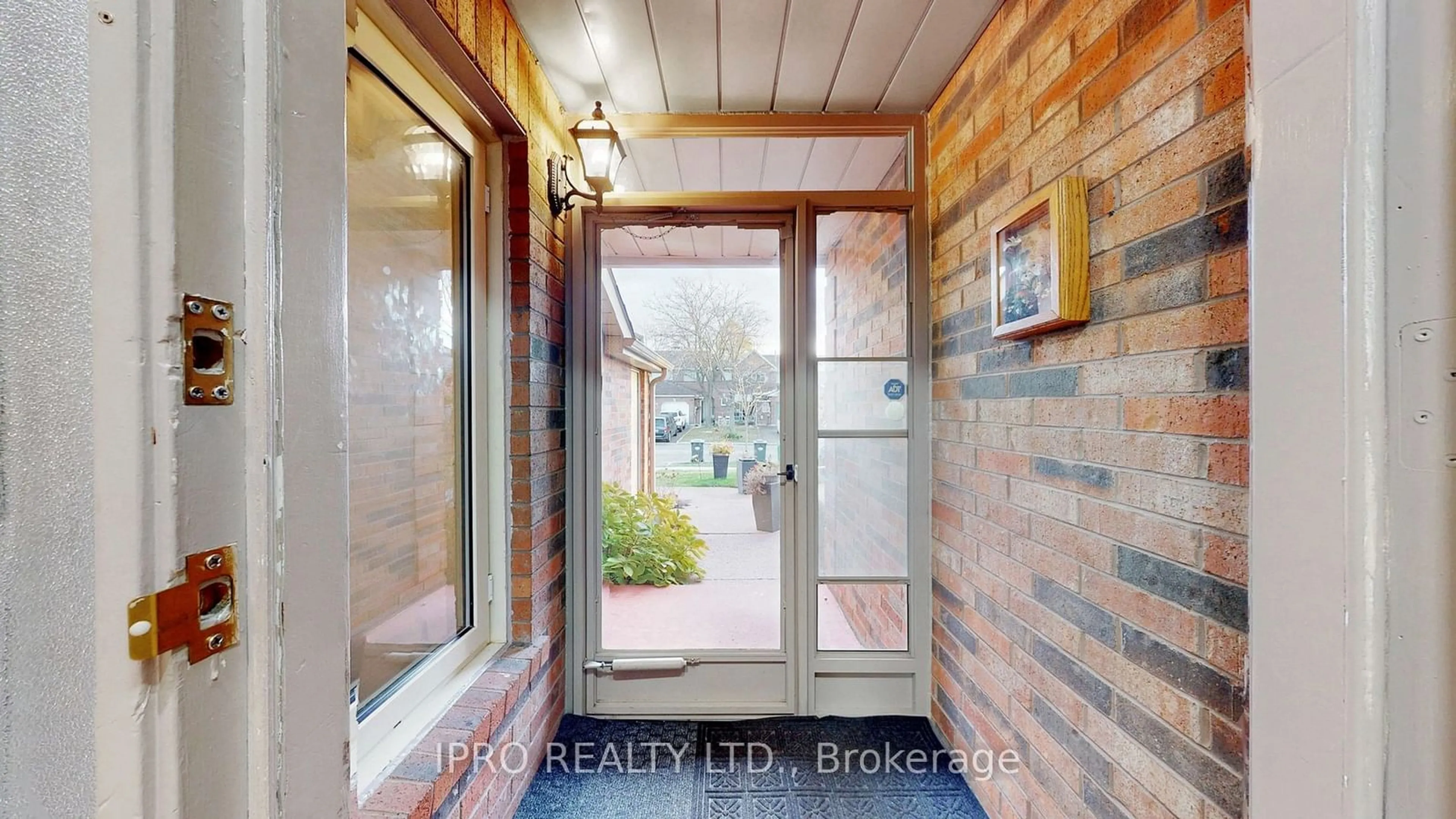 Indoor entryway for 2798 Lindholm Cres, Mississauga Ontario L5M 4S2